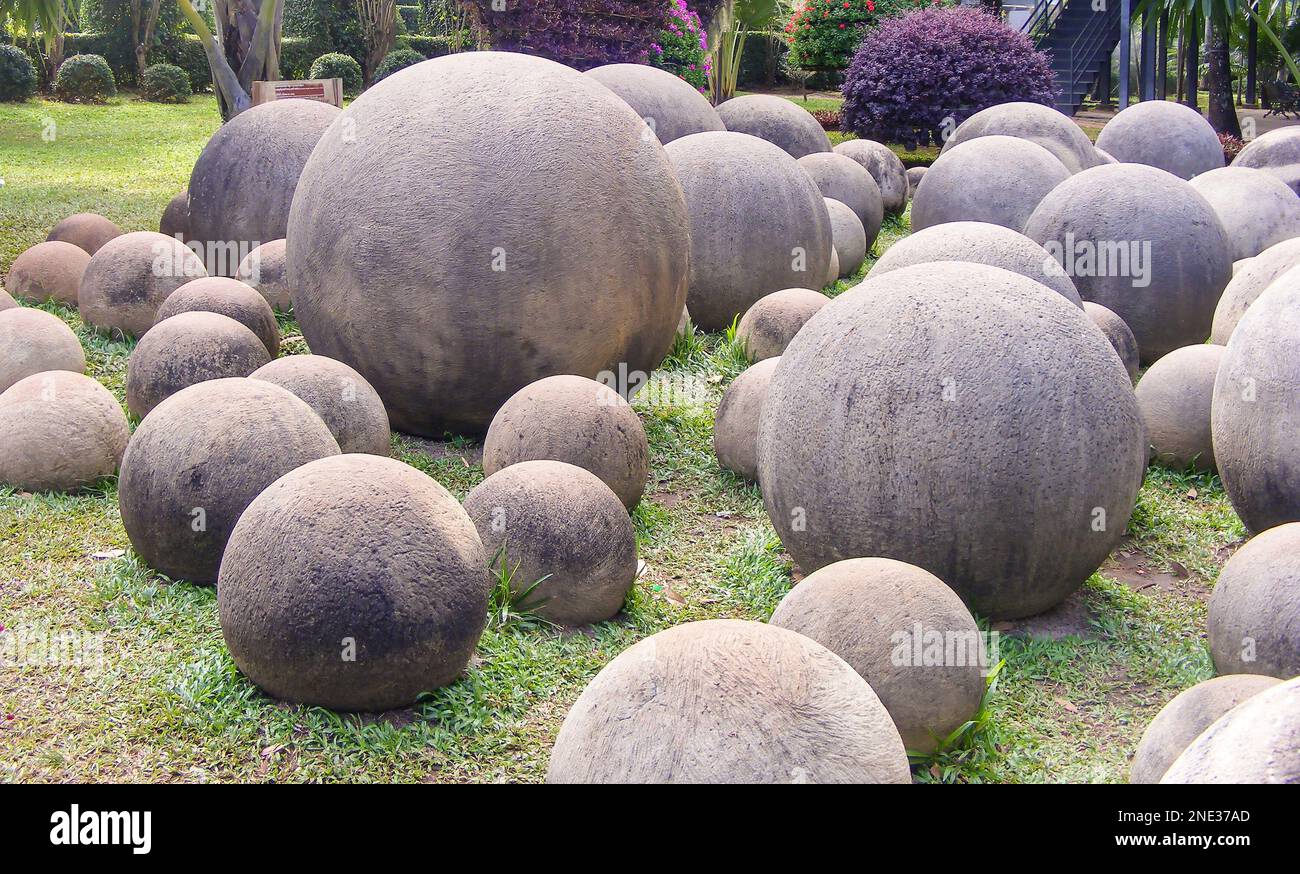 Large decorative stones garden hi-res stock photography and images ...