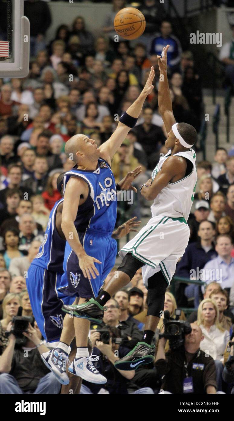 Boston Celtics guard Rajon Rondo (9) shootst over Dallas Mavericks ...