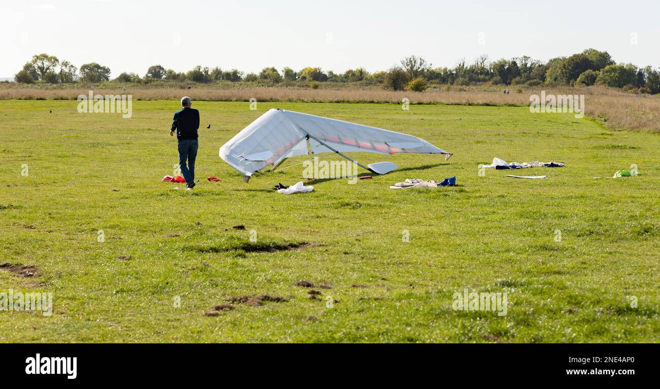Salisbury Wiltshire, uk, 10, October, 2022 Man on the ground and hang glider Stock Photo
