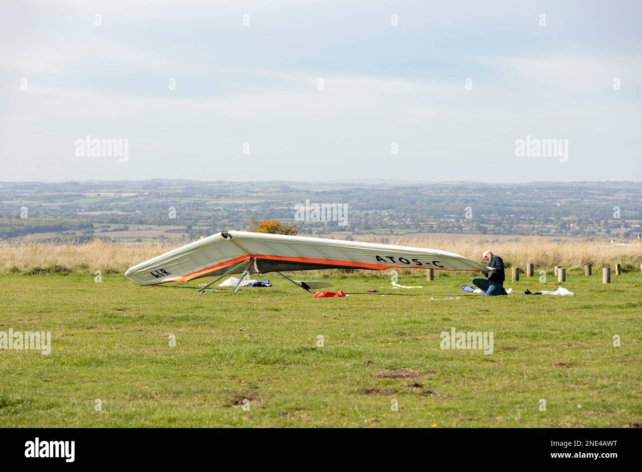 Salisbury Wiltshire, uk, 10, October, 2022 Man on the ground and hang glider Stock Photo