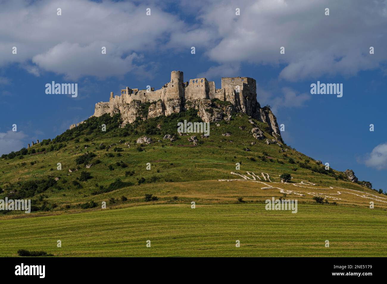 Spiš Castle, a formidable fortress built by medieval Hungarian kings, stands on a 200m-high limestone spur in the Košice Region of eastern Slovakia above ‘Sacred’, a 2008 geoglyph or land art installation by Australian sculptor Andrew Rogers inspired by a horse depicted on an ancient Celtic coin found within the castle ruins. Stock Photo