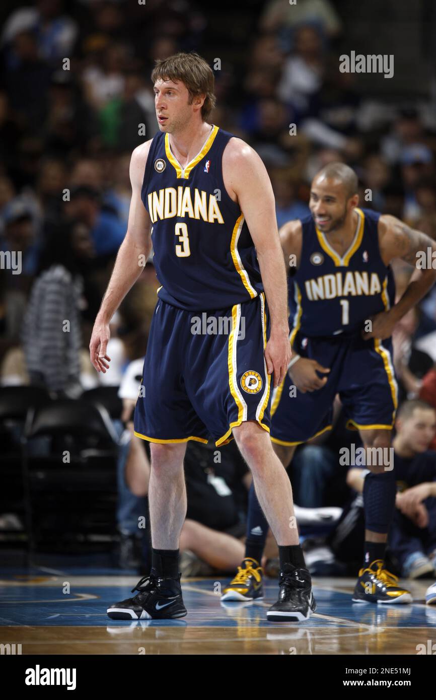 Indiana Pacers forward Troy Murphy, left, shoots over Minnesota