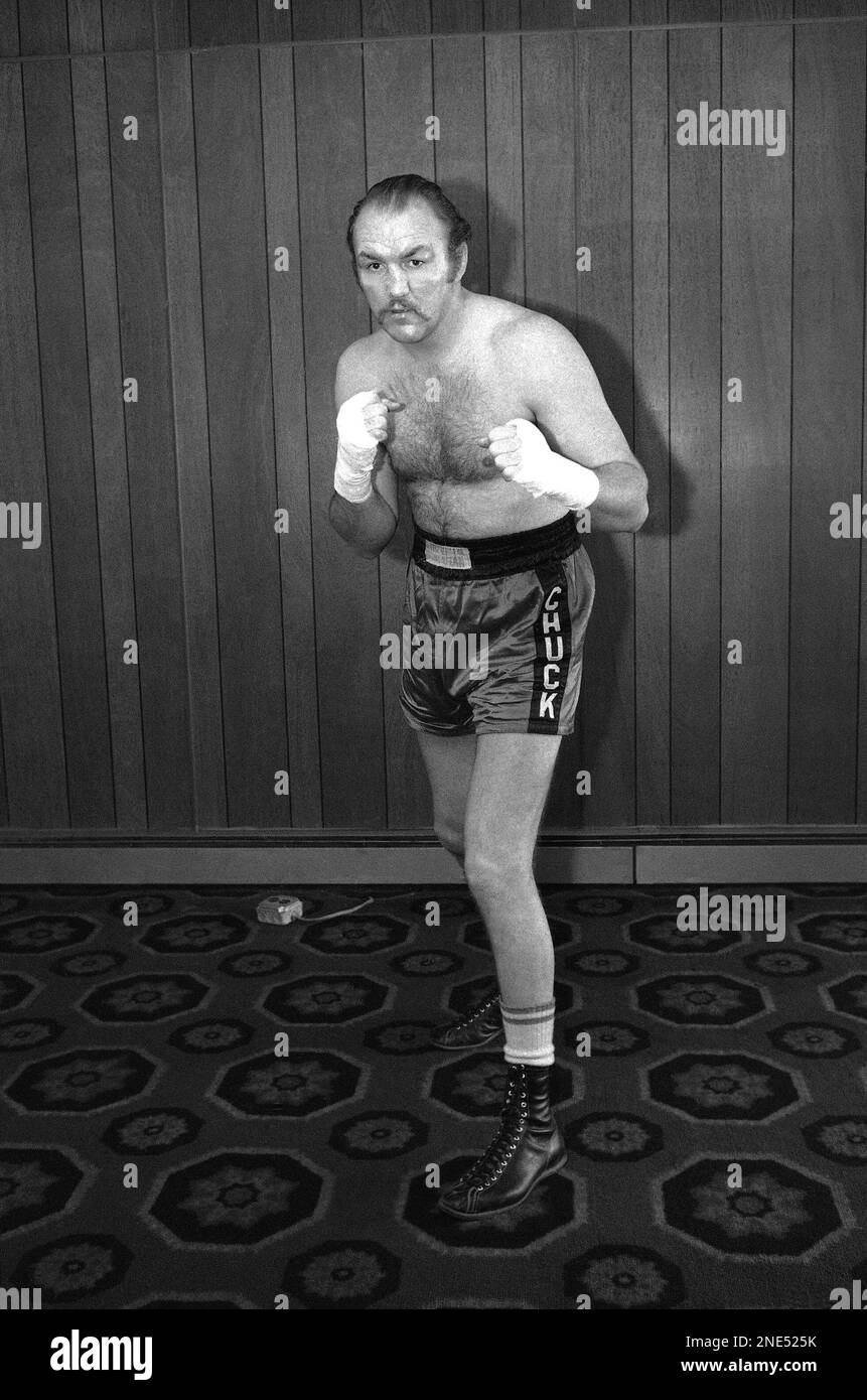 Chuck Wepner, boxer to fight Muhammad Ali in late March poses for ?The Tale  of the Tape? in New York, Feb. 25, 1975. (AP Photo/Lederhandler Stock Photo  - Alamy