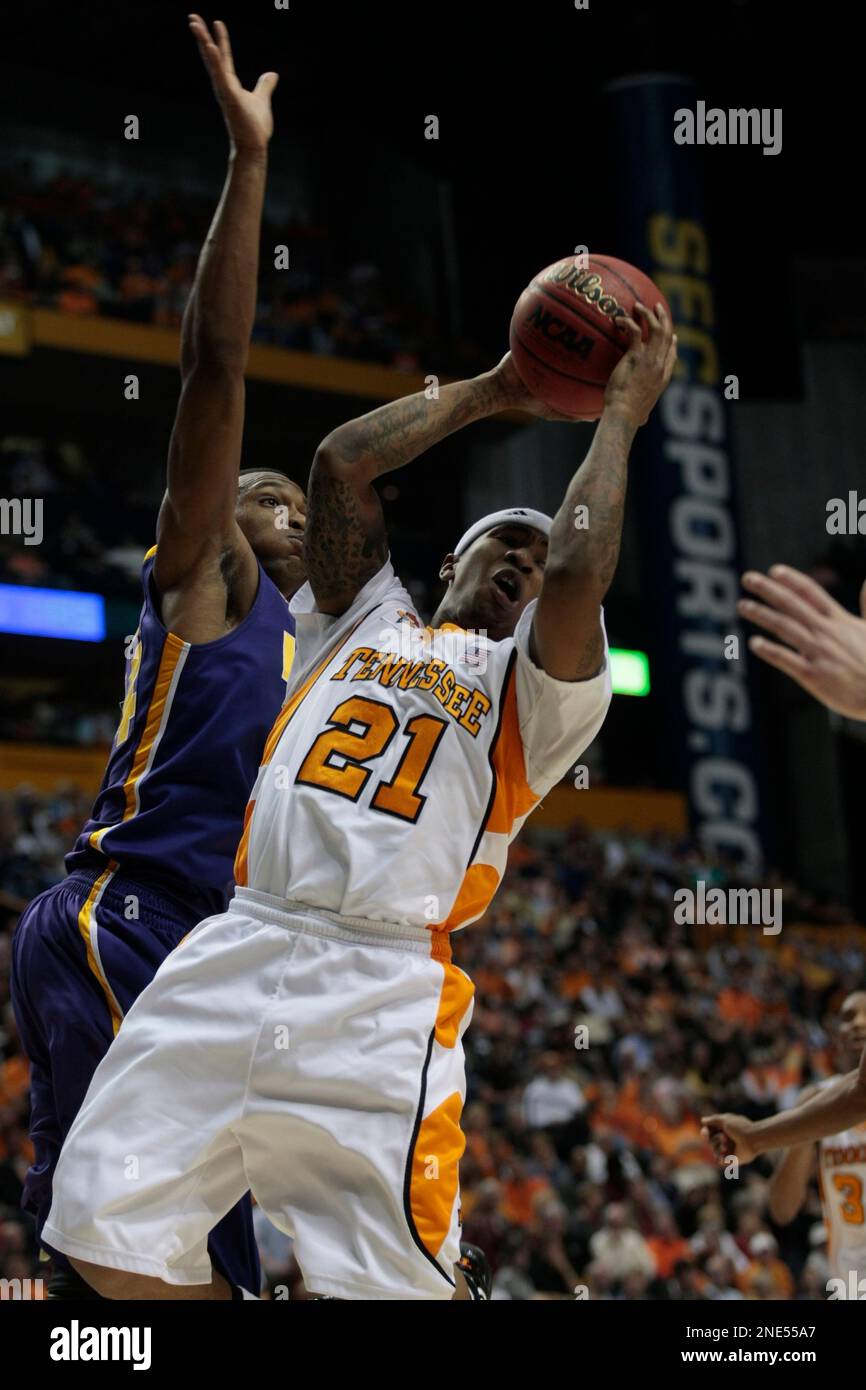 Tennessee guard Melvin Goins (21) plays against LSU in the first half