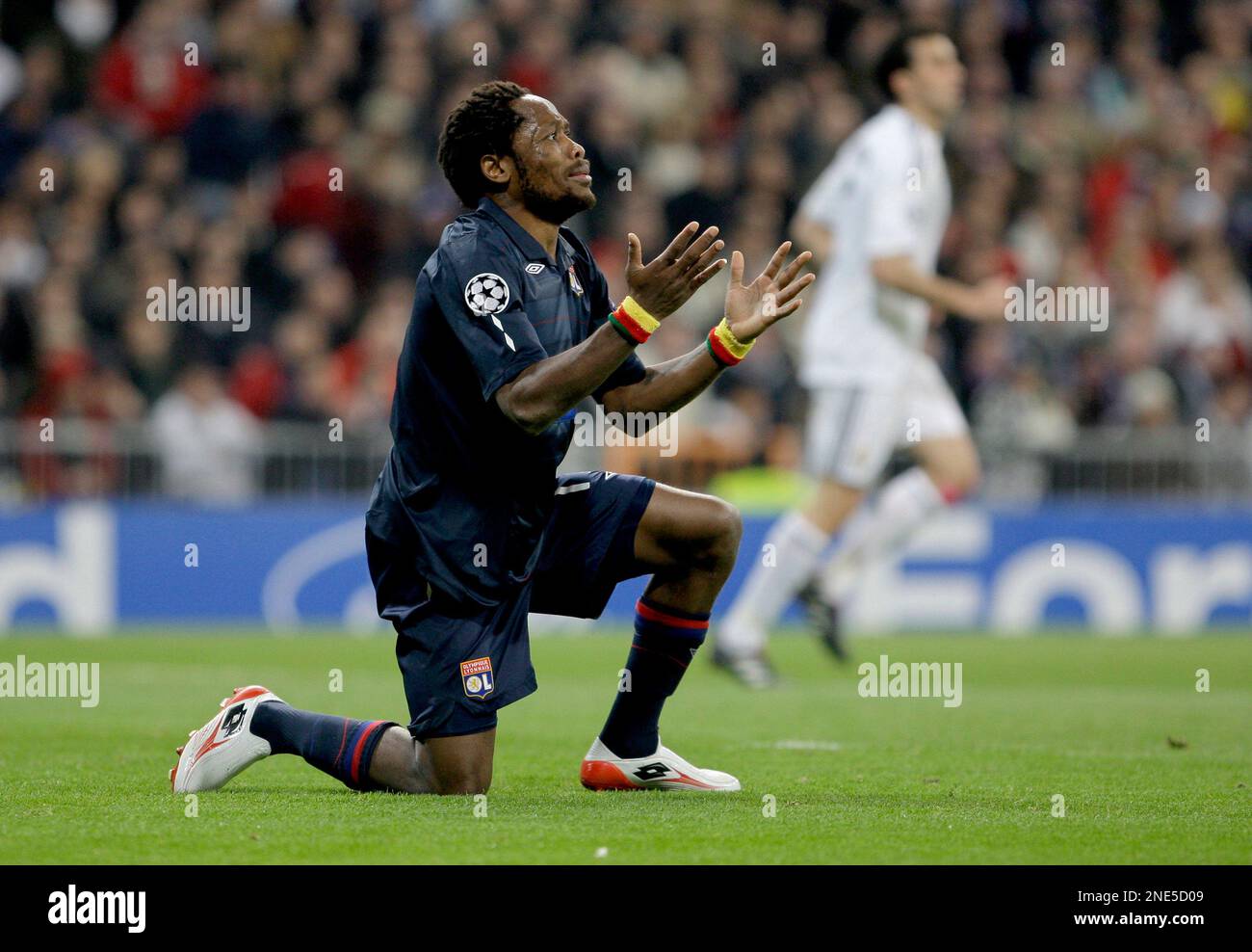 Olympique Lyon (blau) vs Real Madrid - Jean II Makoun (OL) , Karim