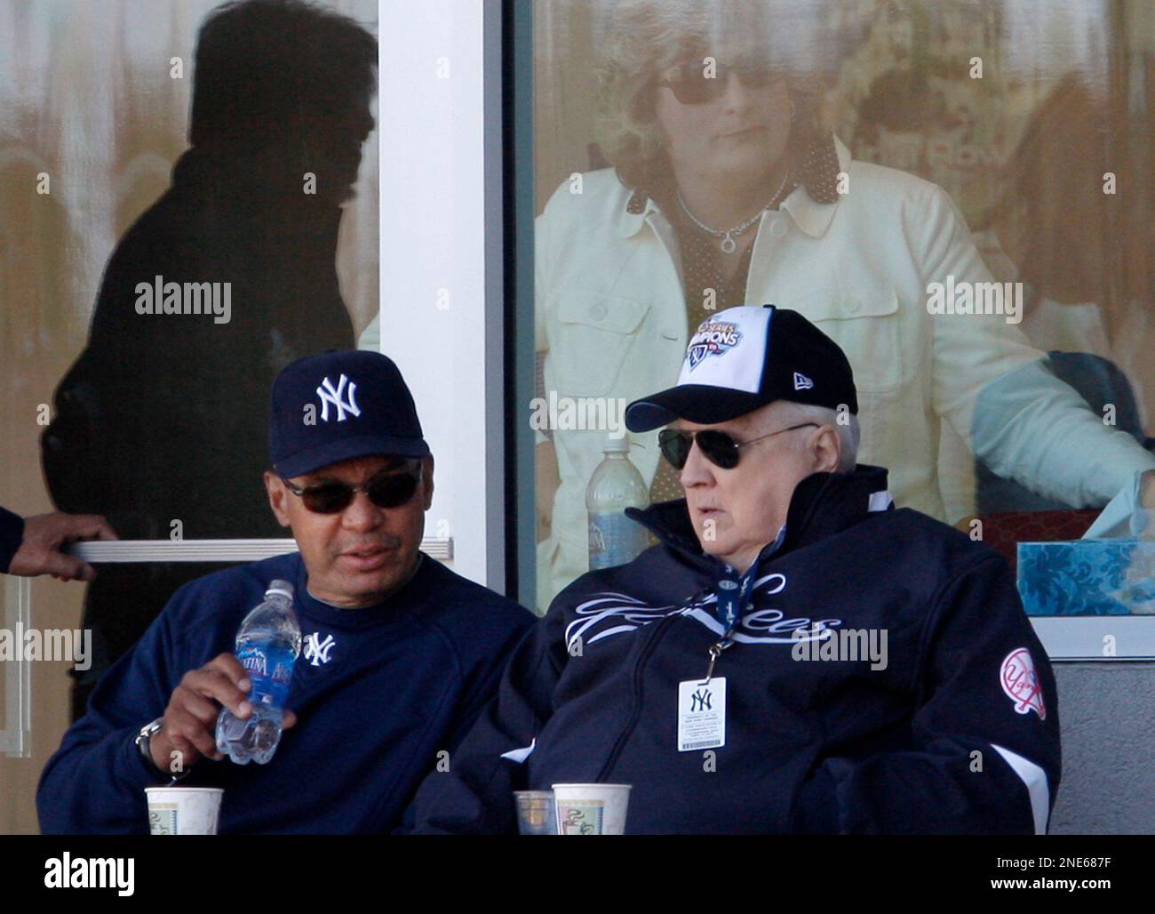 New York Yankees Hall of Famer Reggie Jackson, left, sits with the