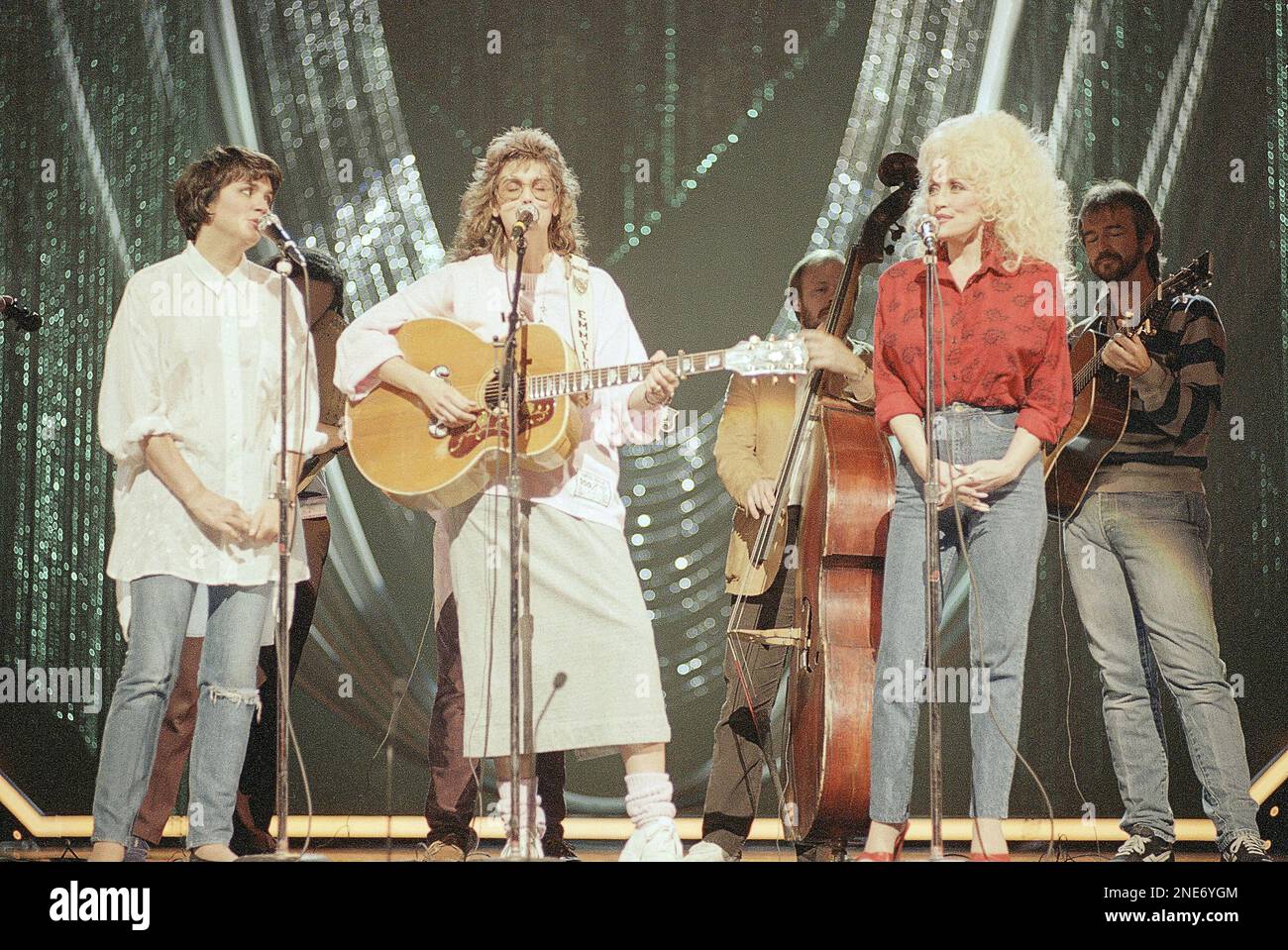linda-ronstadt-left-emmylou-harris-and-dolly-parton-right-rehearse