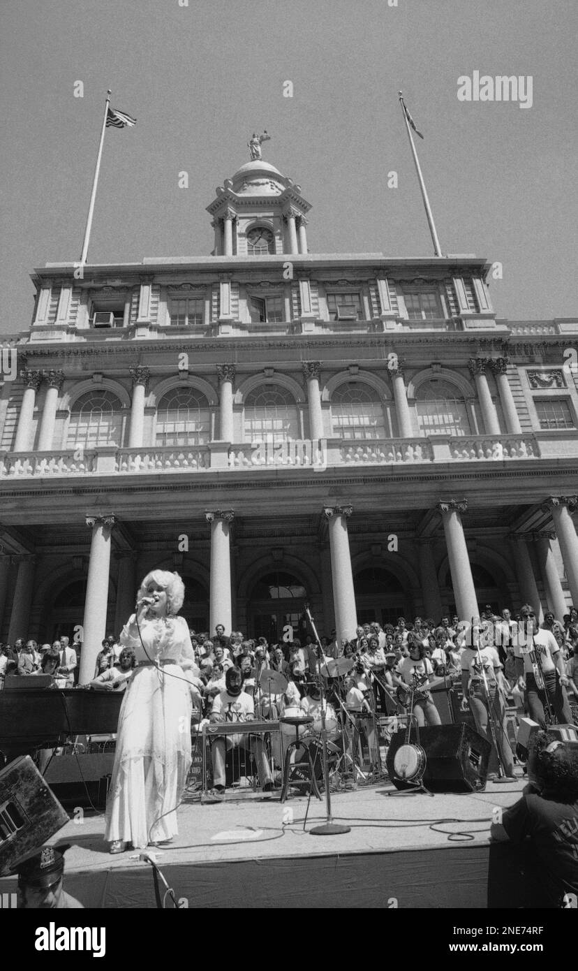 Singer Dolly Parton sings as crowd listens in front of New York's City ...