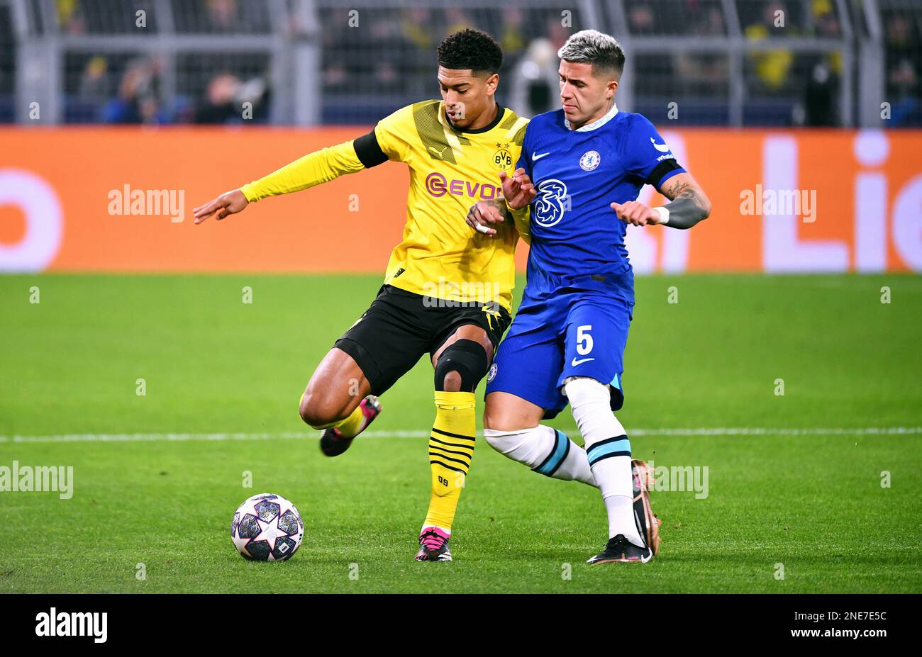 Champions League, Round of 16, Signal Iduna Park Dortmund: Borussia Dortmund vs FC Chelsea; Jude Bellingham (BVB), Enzo Fernandez (FCC) Stock Photo