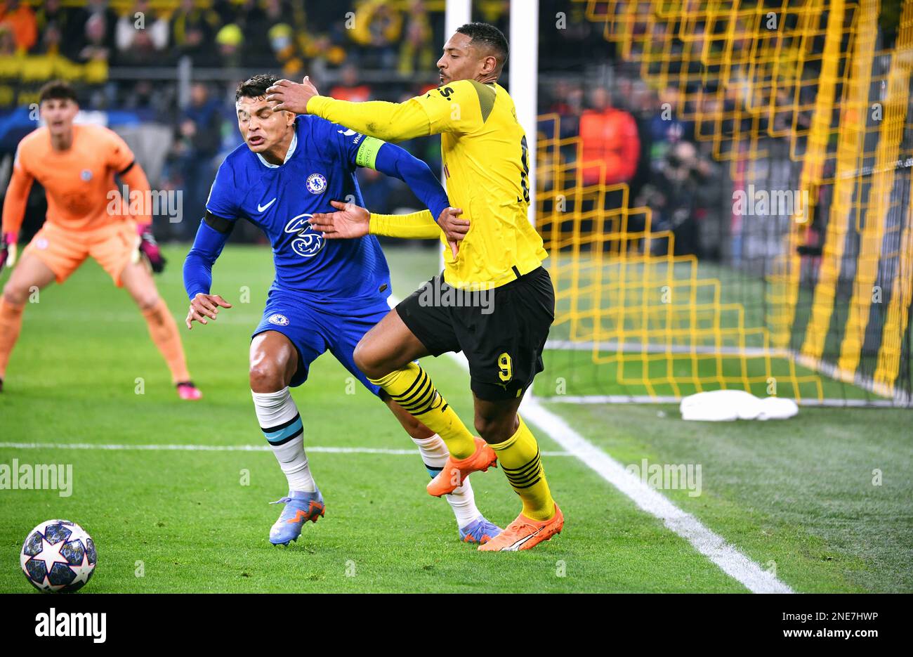 Champions League, Round of 16, Signal Iduna Park Dortmund: Borussia Dortmund vs FC Chelsea; Sebastien Haller (BVB), Thiago Silva (FCC) Stock Photo
