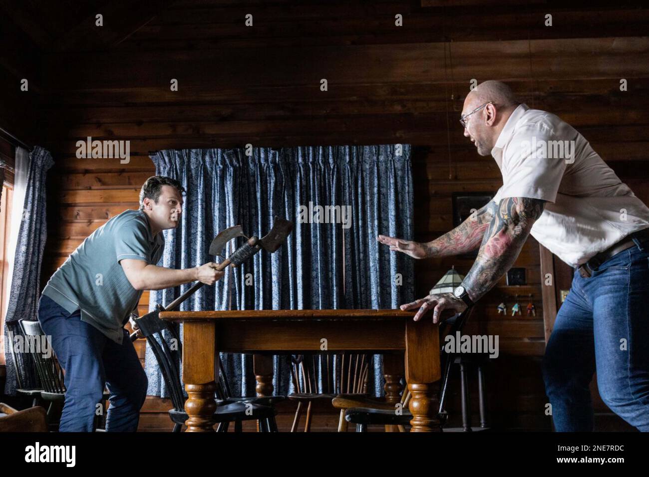 KNOCK AT THE CABIN (2023) JONATHAN GROFF  DAVE BAUTISTA  M NIGHT SHYAMALAN (DIR)  UNIVERSAL PICTURES/MOVIESTORE COLLECTION Stock Photo