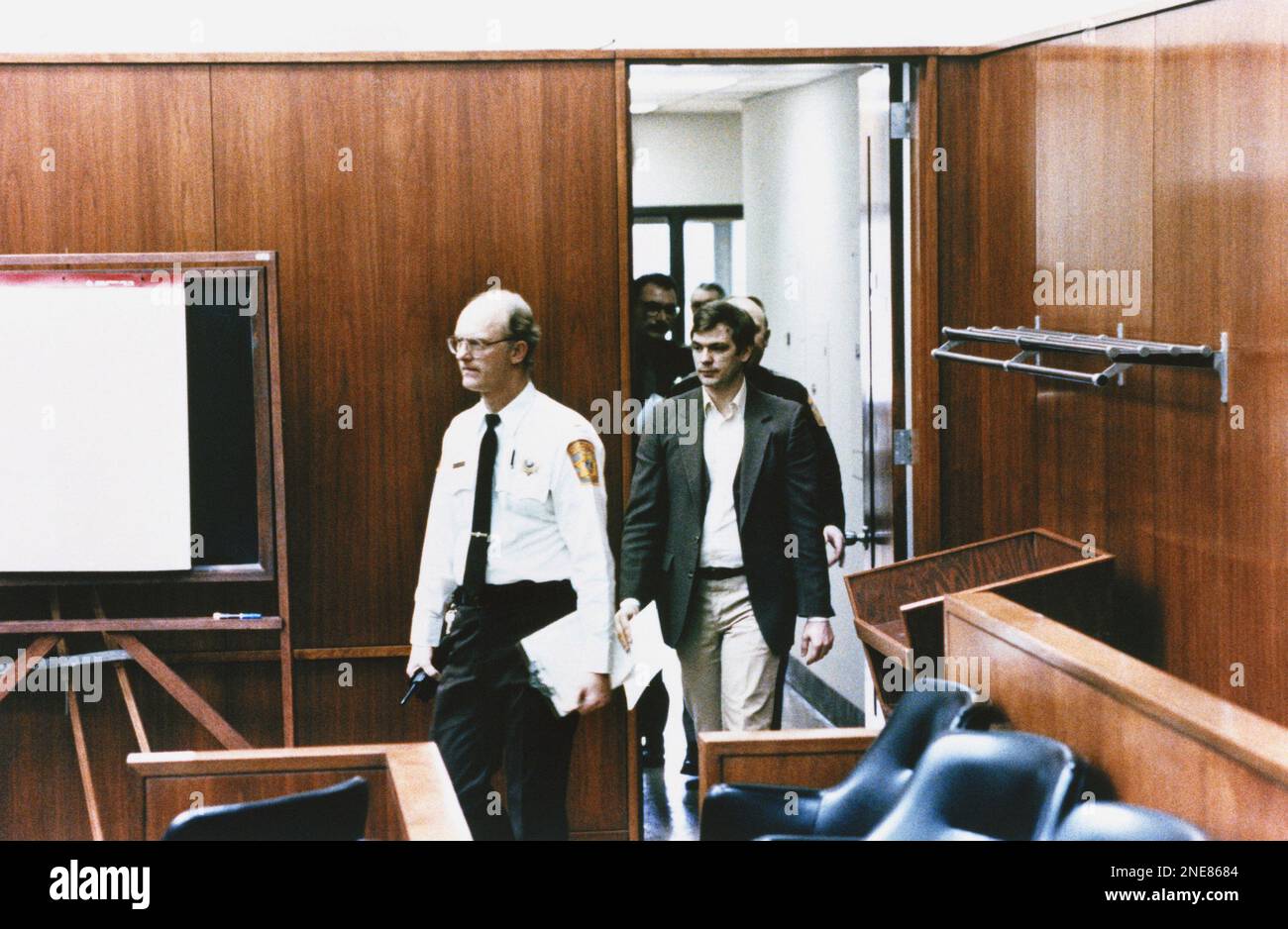 Confessed serial killer Jeffrey L. Dahmer enters Milwaukee County Court ...