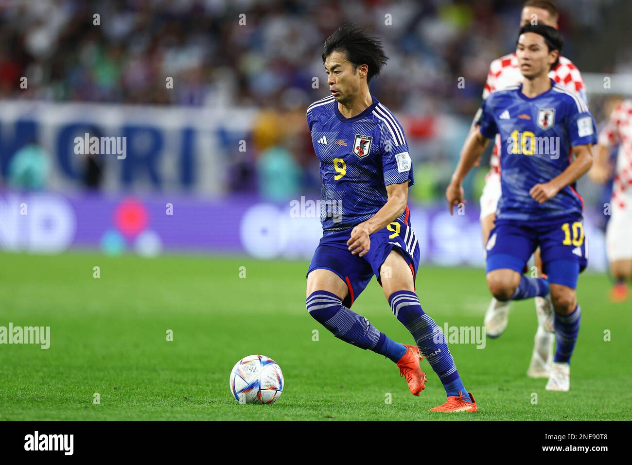 Al Rayyan, Qatar. Daichi Kamada e Kaoru Mitoma do Japão, comemoram a  vitória após a partida entre Alemanha e Japão, pela 1ª rodada do  Grupo E da Copa do Mundo FIFA Qatar