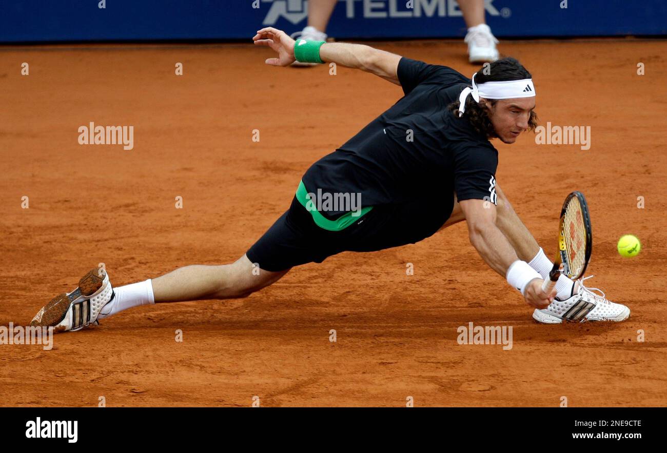 Argentinas Juan Monaco returns the ball to Spains Juan Carlos Ferrero during the semifinals of the ATP Buenos Aires Tennis Championship in Buenos Aires, Saturday, Feb