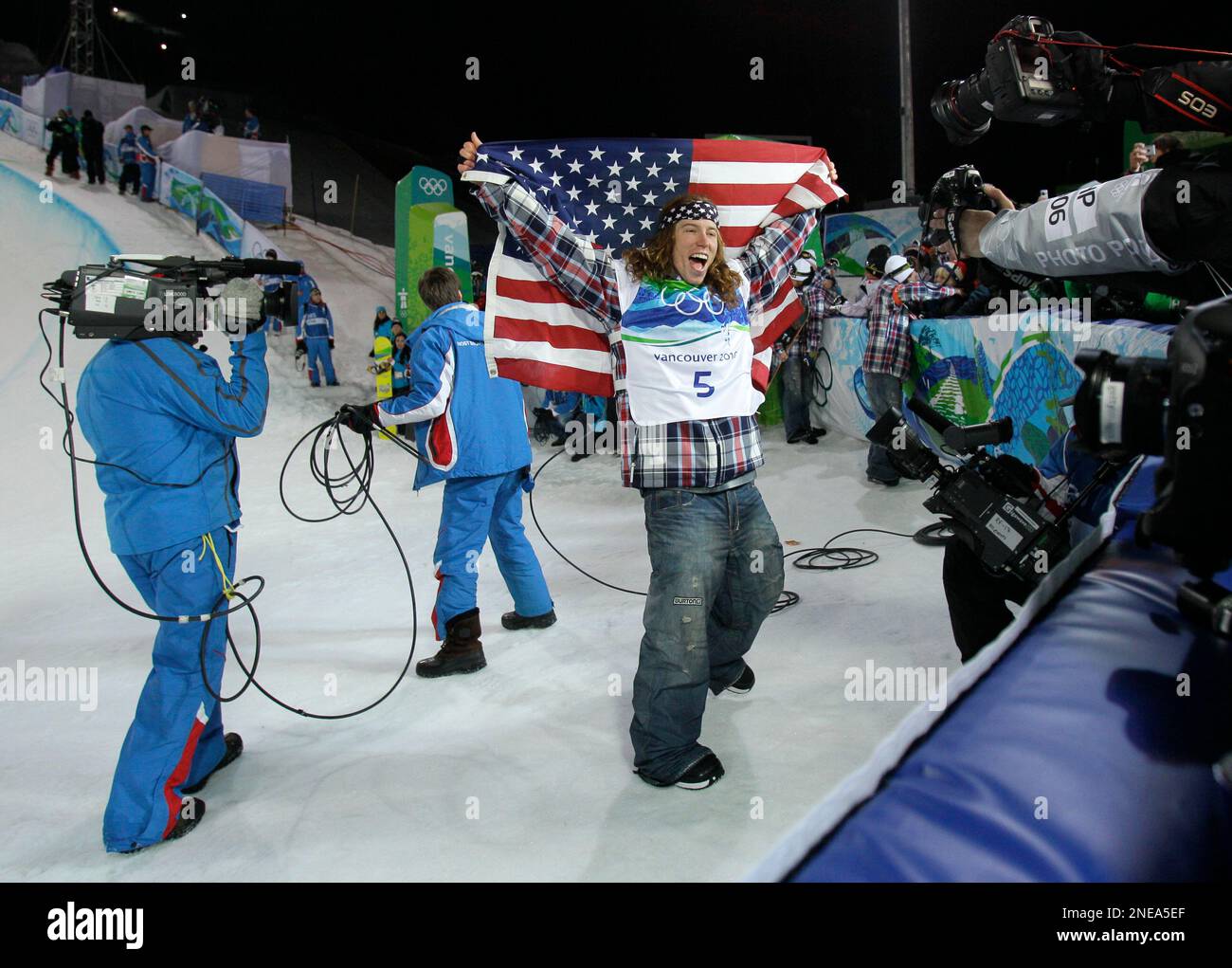 Olympic Champion Shaun White of the USA celebrate after the men's snowboard halfpipe competition