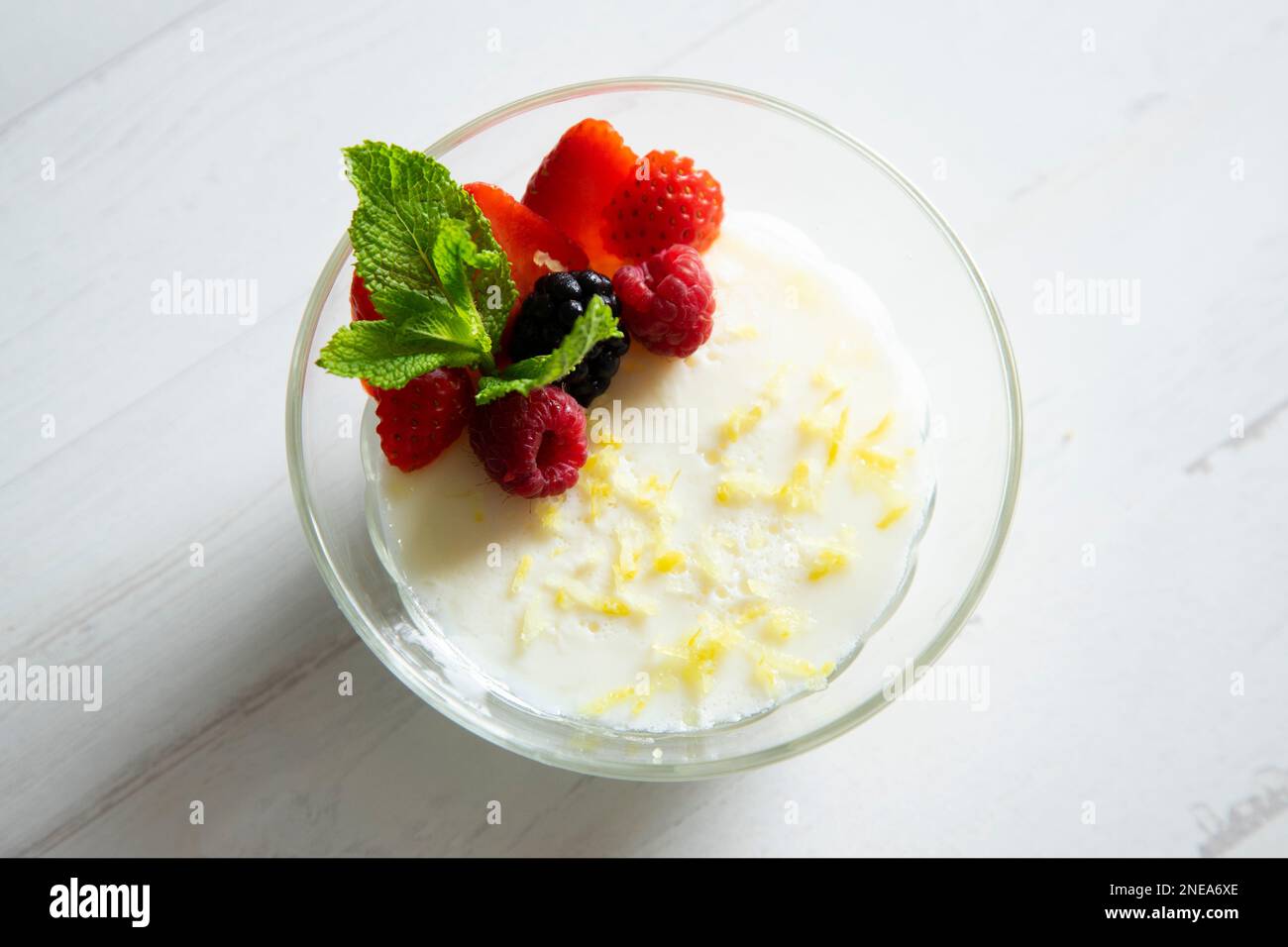 Lemon mousse is a dessert of French origin, whose base is egg white