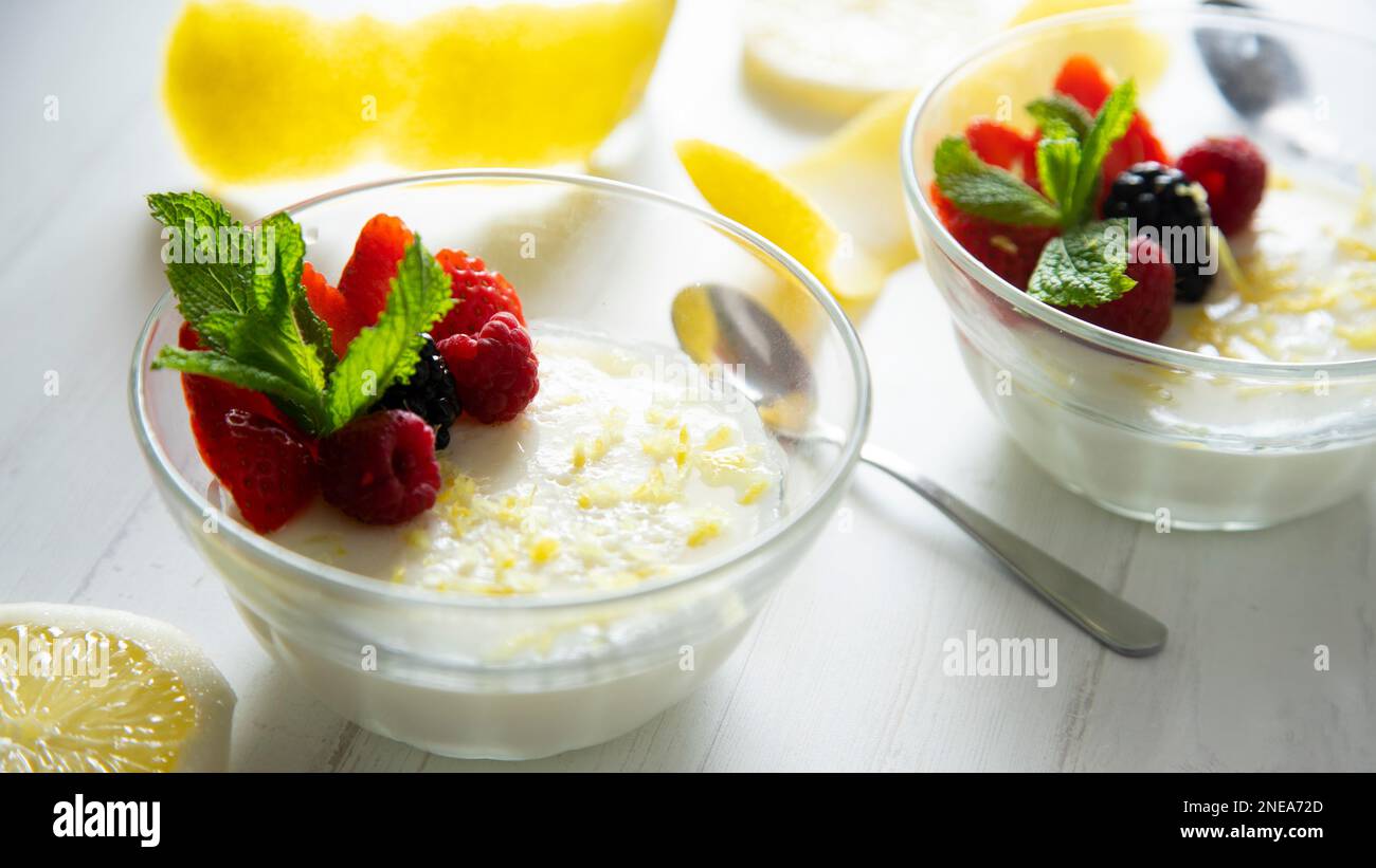 Lemon mousse is a dessert of French origin, whose base is egg white