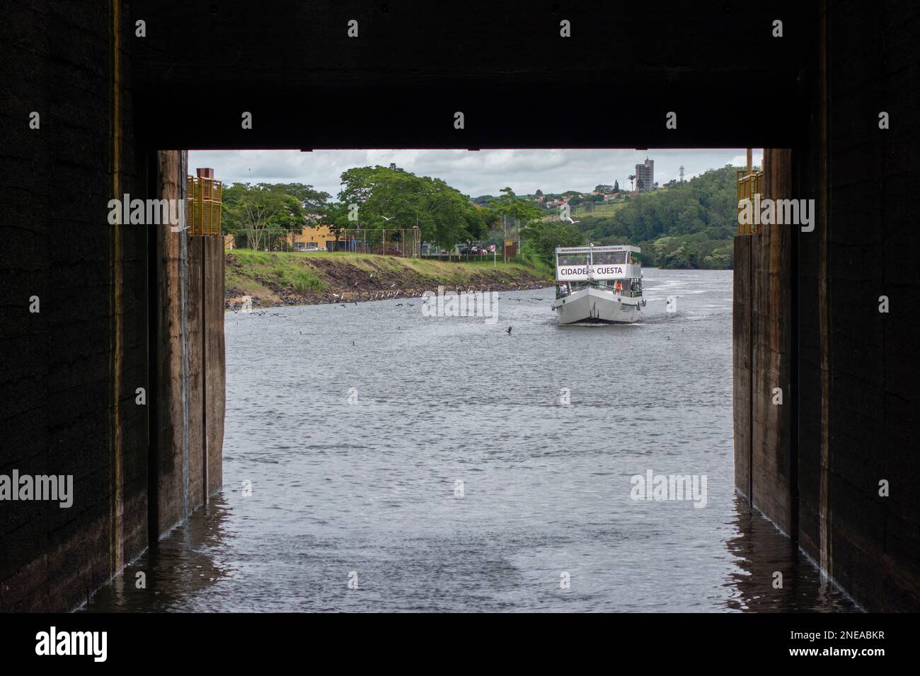 14 Jan. 2023. Barra Bonita - Brazil: Tour boat with tourists sailing towards the Barra Bonita lock, used to bridge the gaps between the upper and lowe Stock Photo