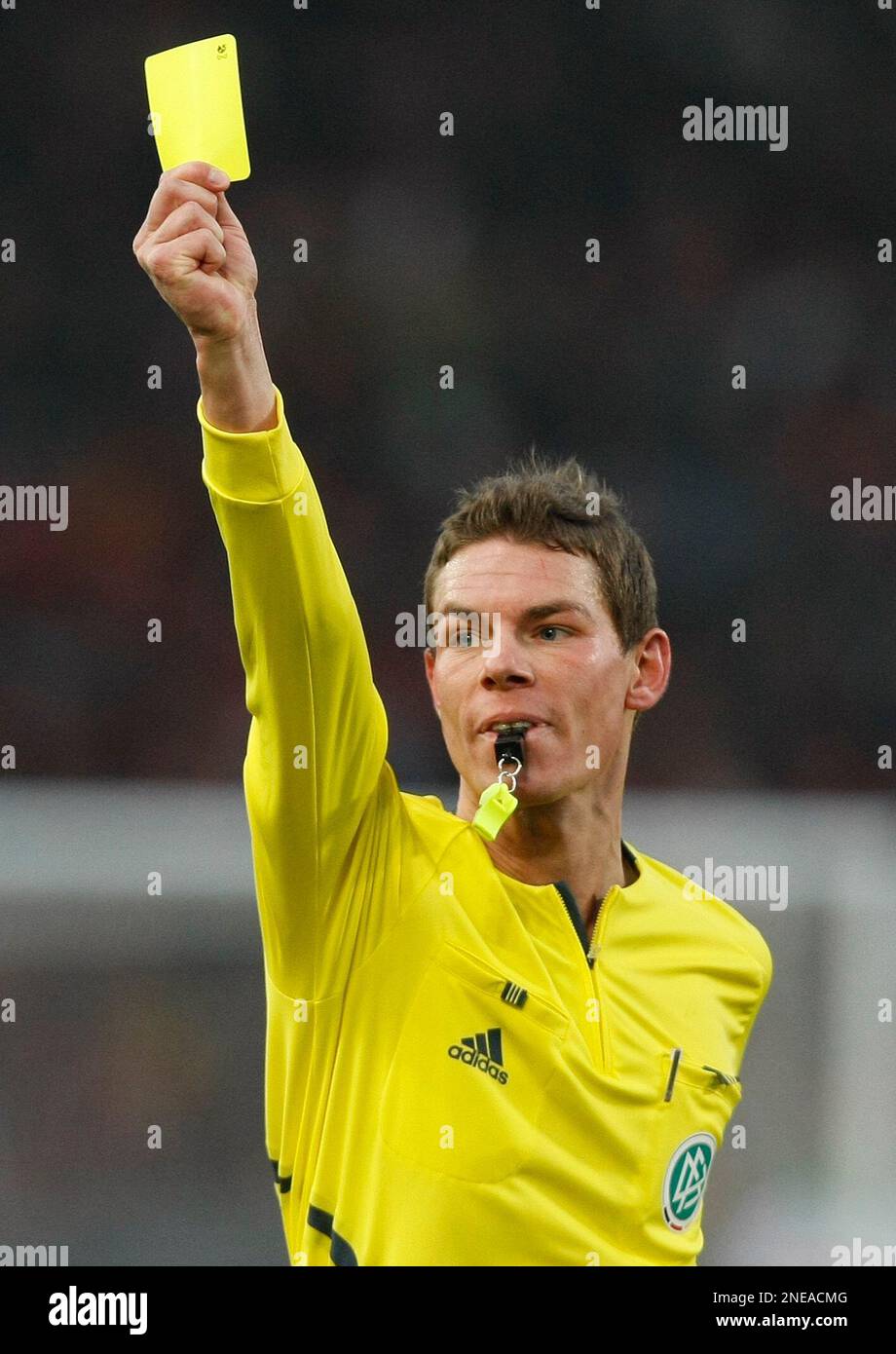 ARCHIV - Referee Michael Kempter zeigt am 21. Februar 2009 waehrend ...