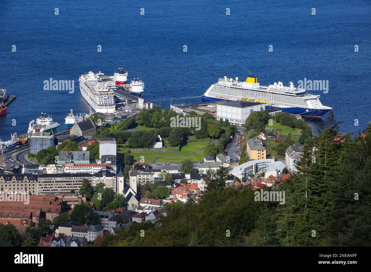 View of cruise ships & fishing boats docked in the port & Haakon's Hall & the Bergenhus Fortress. View from the top of Mount Fløyen, Bergen, Norway. Stock Photo