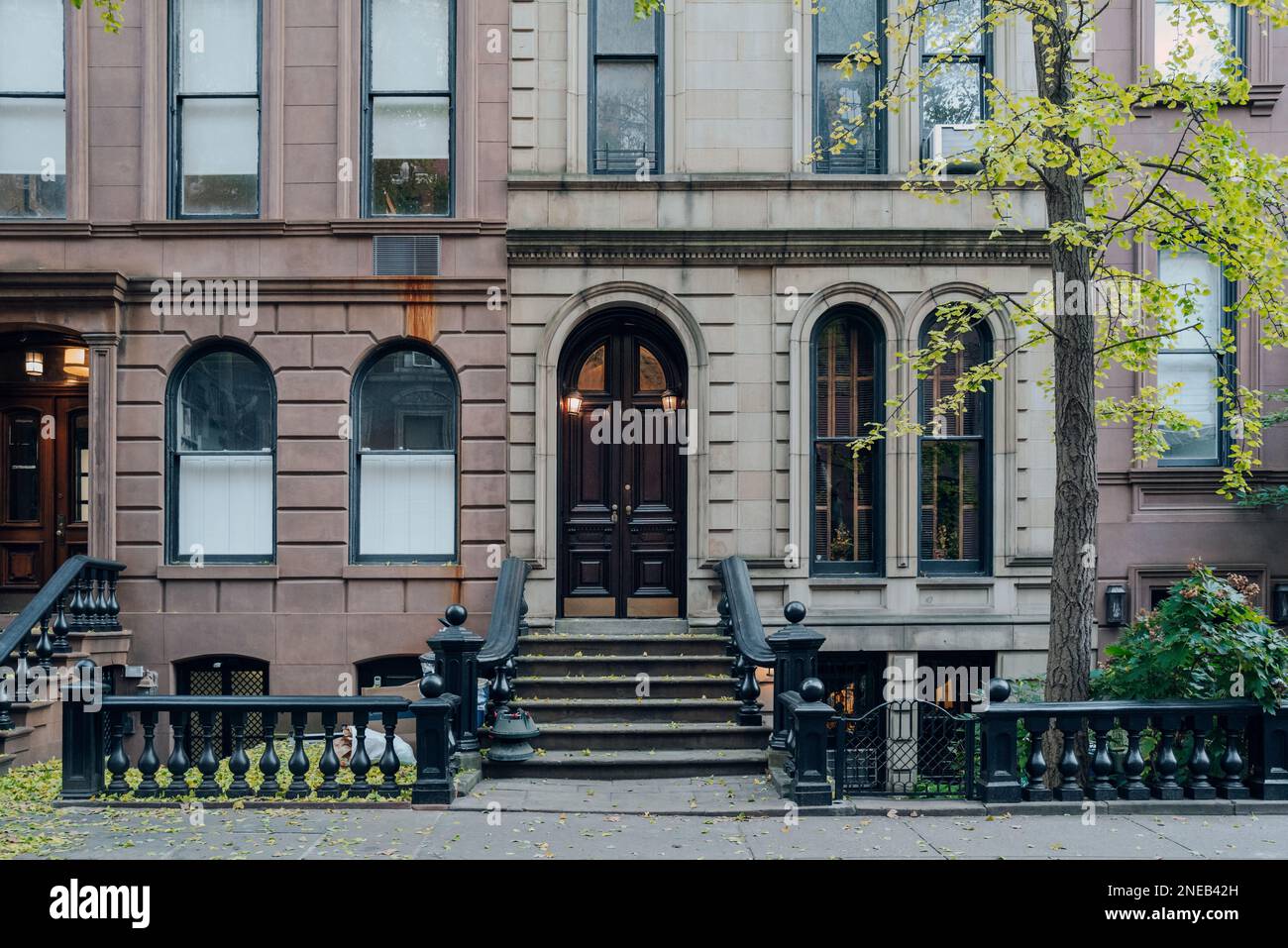 New York, USA - November 21, 2022: Exterior of a traditional townhouse ...
