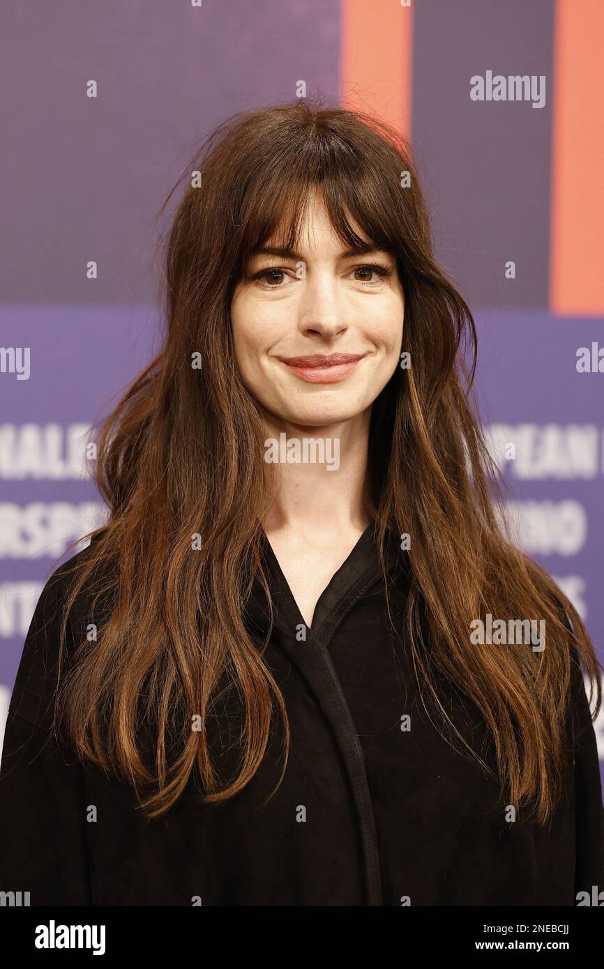 Anne Hathaway speaks at the \, image size:866x1390