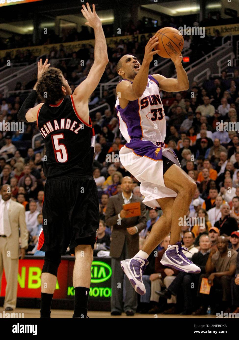 Phoenix Suns' Grant Hill (33) drives against Portland Trailblazers 