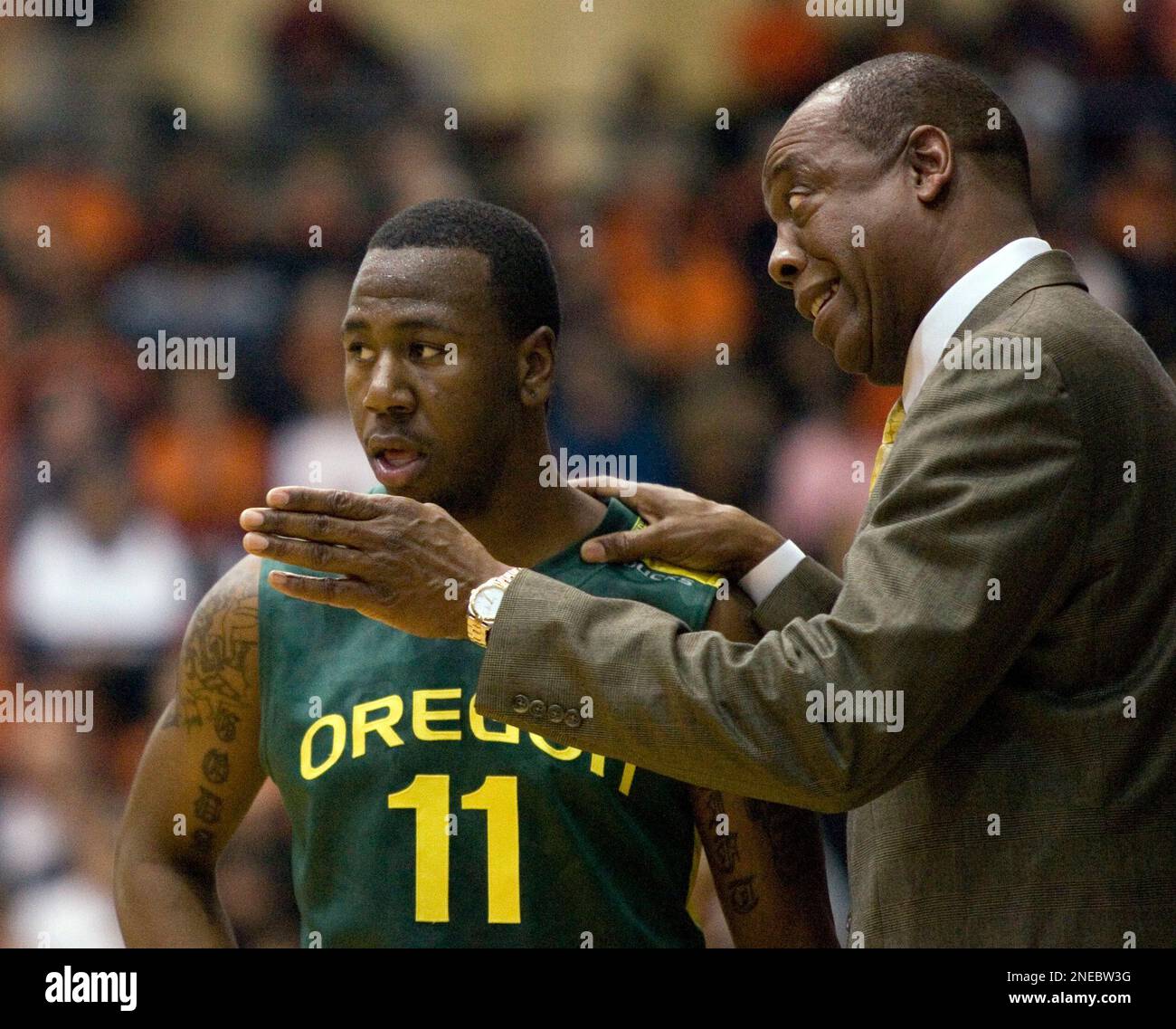 Oregon head basketball coach Ernie Kent, right, talks with guard