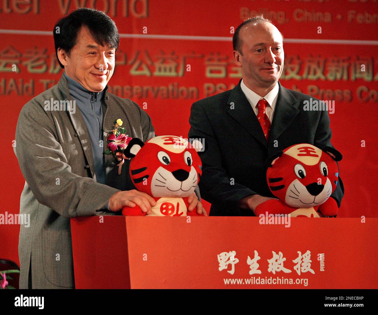 actor-jackie-chan-left-and-wildaid-president-steve-trent-pose-with