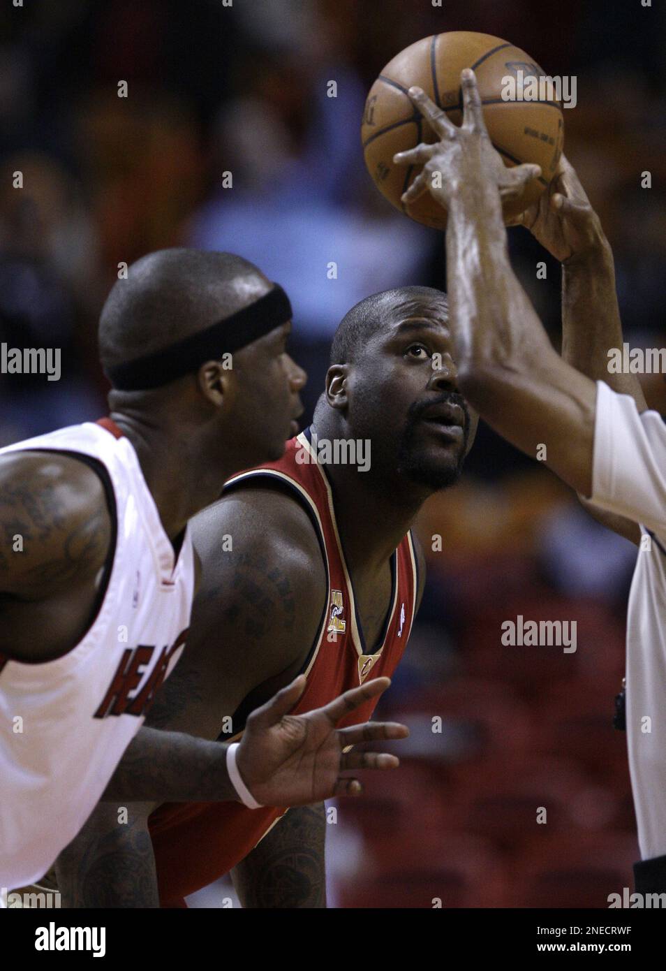 Cleveland Cavaliers center Shaquille O'Neal, right, eyes the ball with