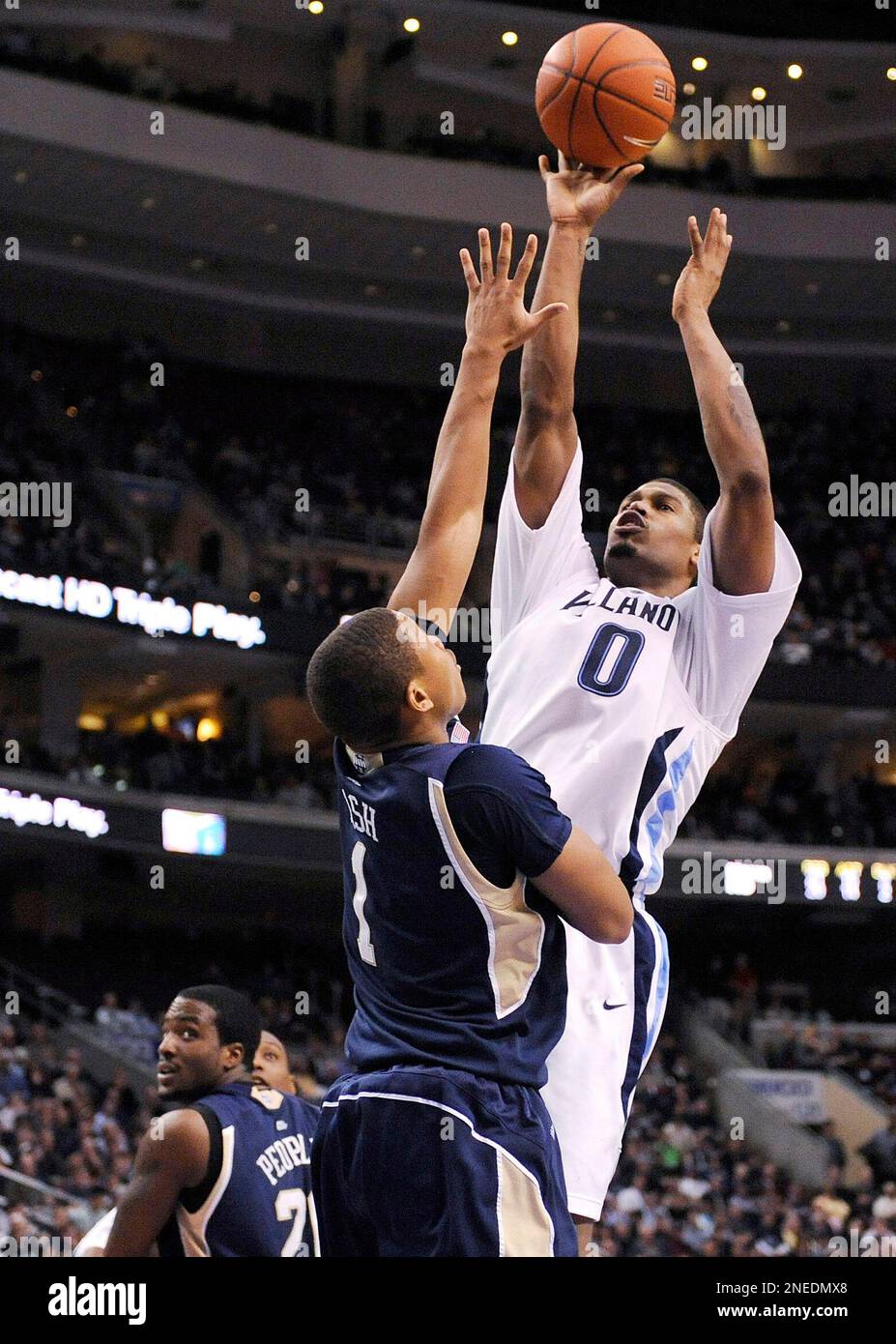Villanova forward Antonio Pena (0) shoots over Notre Dame forward