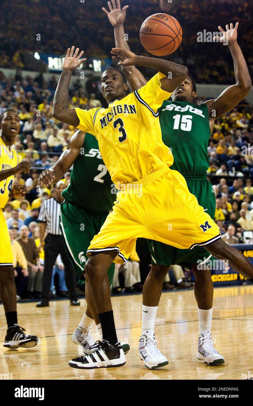 Michigan guard Manny Harris (3) loses possession of the ball in the
