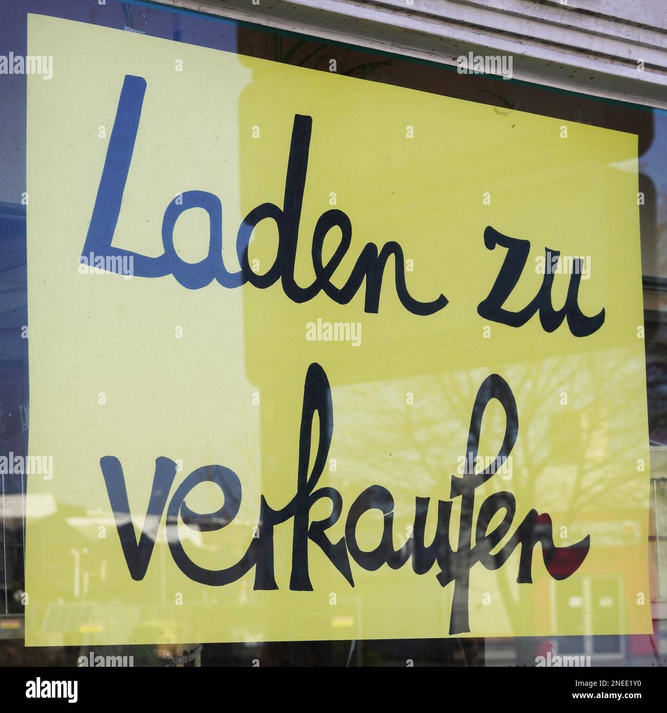Laden zu verkaufen translates as store for sale in german - sign in shop window - economy crisis or business closure concept Stock Photo