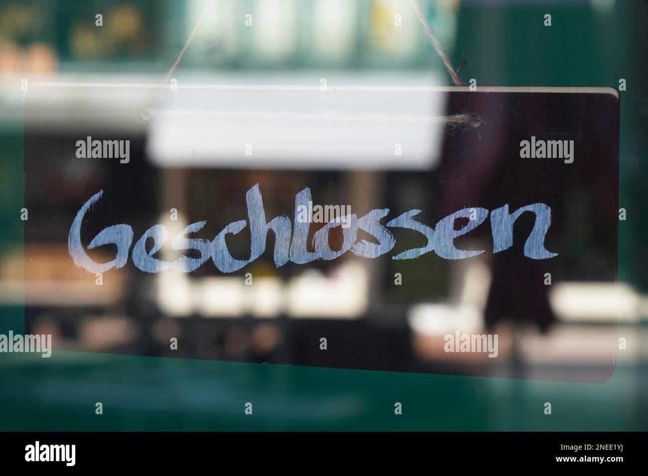 sign geschlossen - meaning closed in german - business shutdown Stock Photo