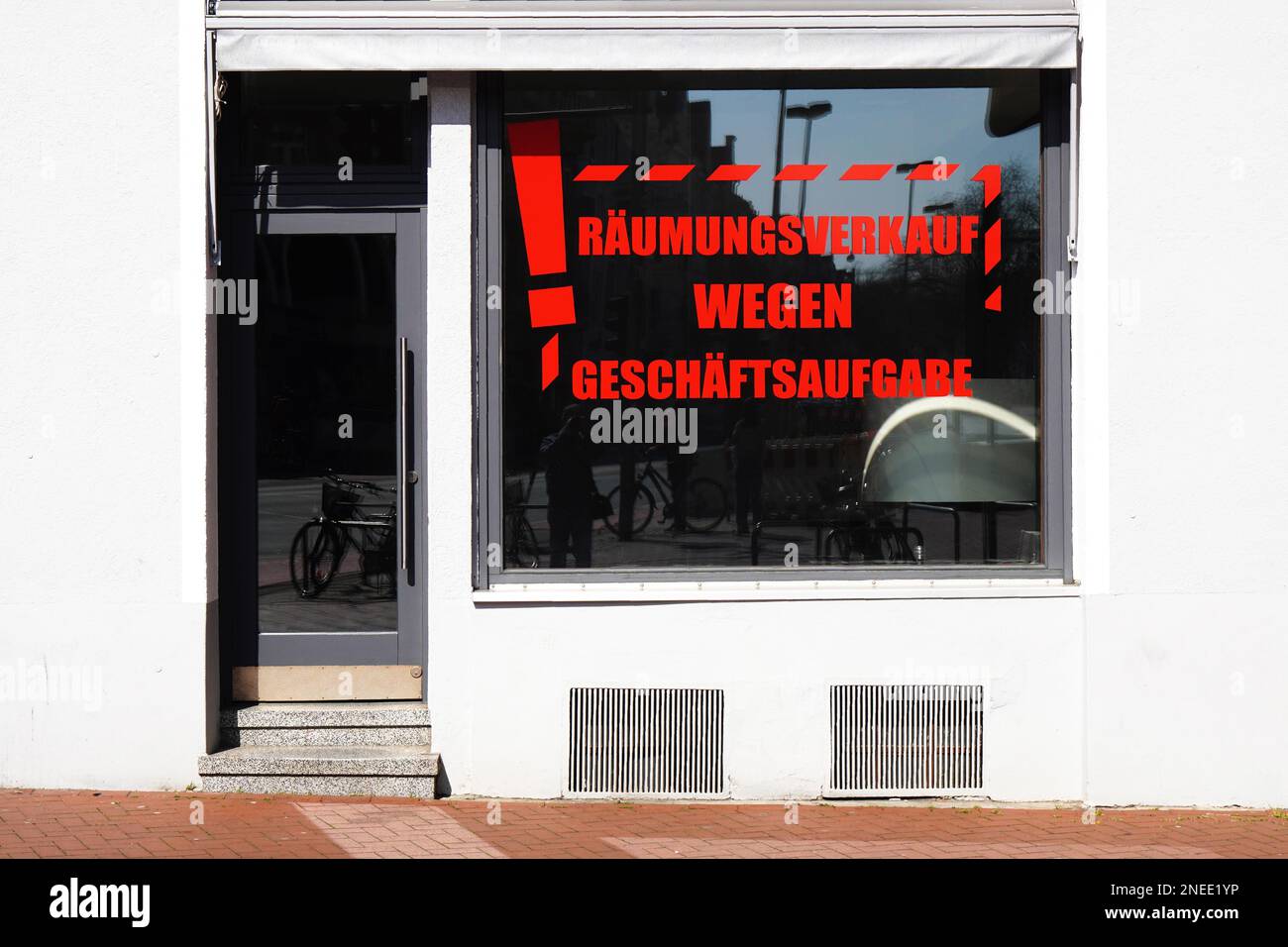 Raeumungsverkauf wegen Geschaeftsaufgabe translates from German as clearance sale due to store closure - closing down shop during economy crisis in Stock Photo