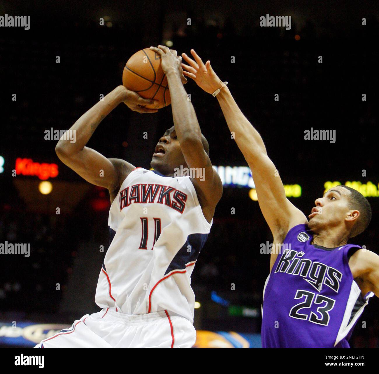 Atlanta Hawks' Jamal Crawford (11) drives to the basket as Miami Heat's  Eddie House, right, defends during an NBA basketball game in Miami,  Tuesday, Jan. 18, 2011. (AP Photo/Lynne Sladky Stock Photo - Alamy