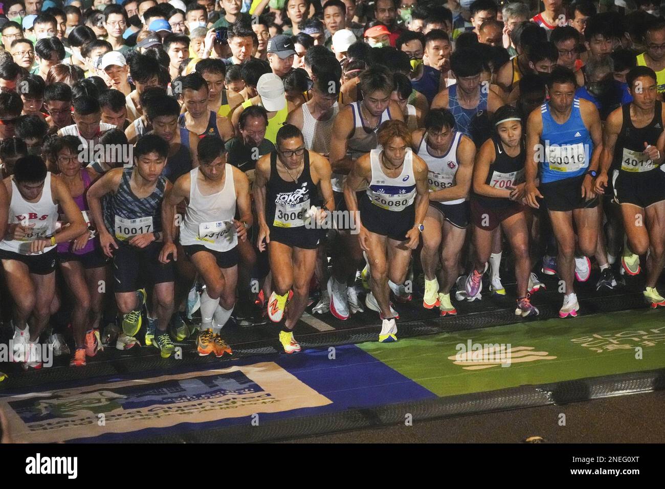 Standard Chartered Hong Kong Marathon 2023 / Runners start their race