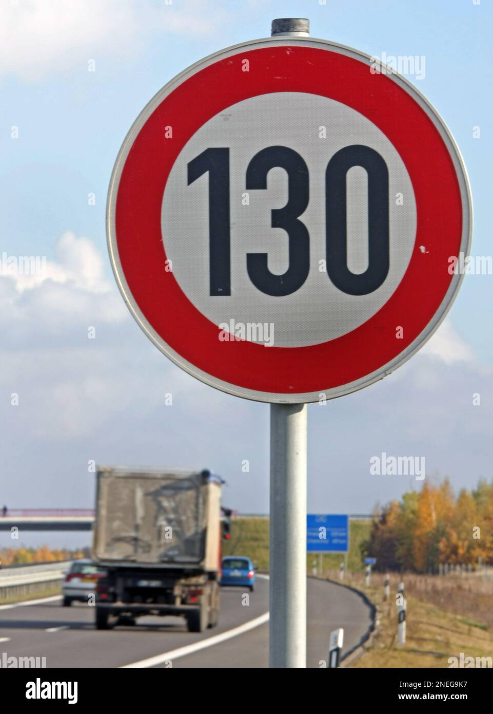 ARCHIV Ein Verkehrsschild Mit Geschwindigkeitsbegrenzung Auf 130 archiv-ein-verkehrsschild-mit-geschwindigkeitsbegrenzung-auf-130