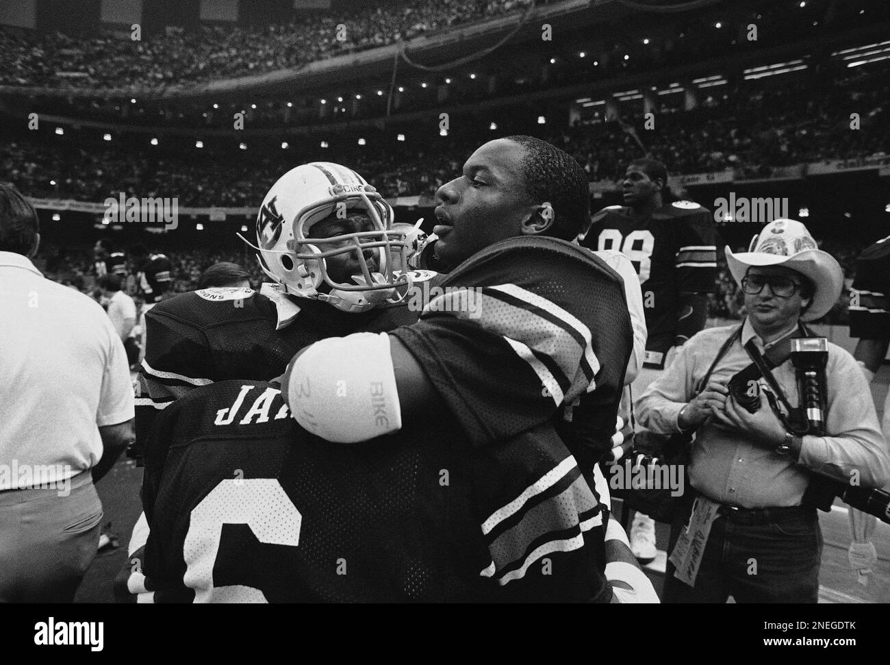 Auburn?s Bo Jackson, right, and Tommie Agee embrace after defeating