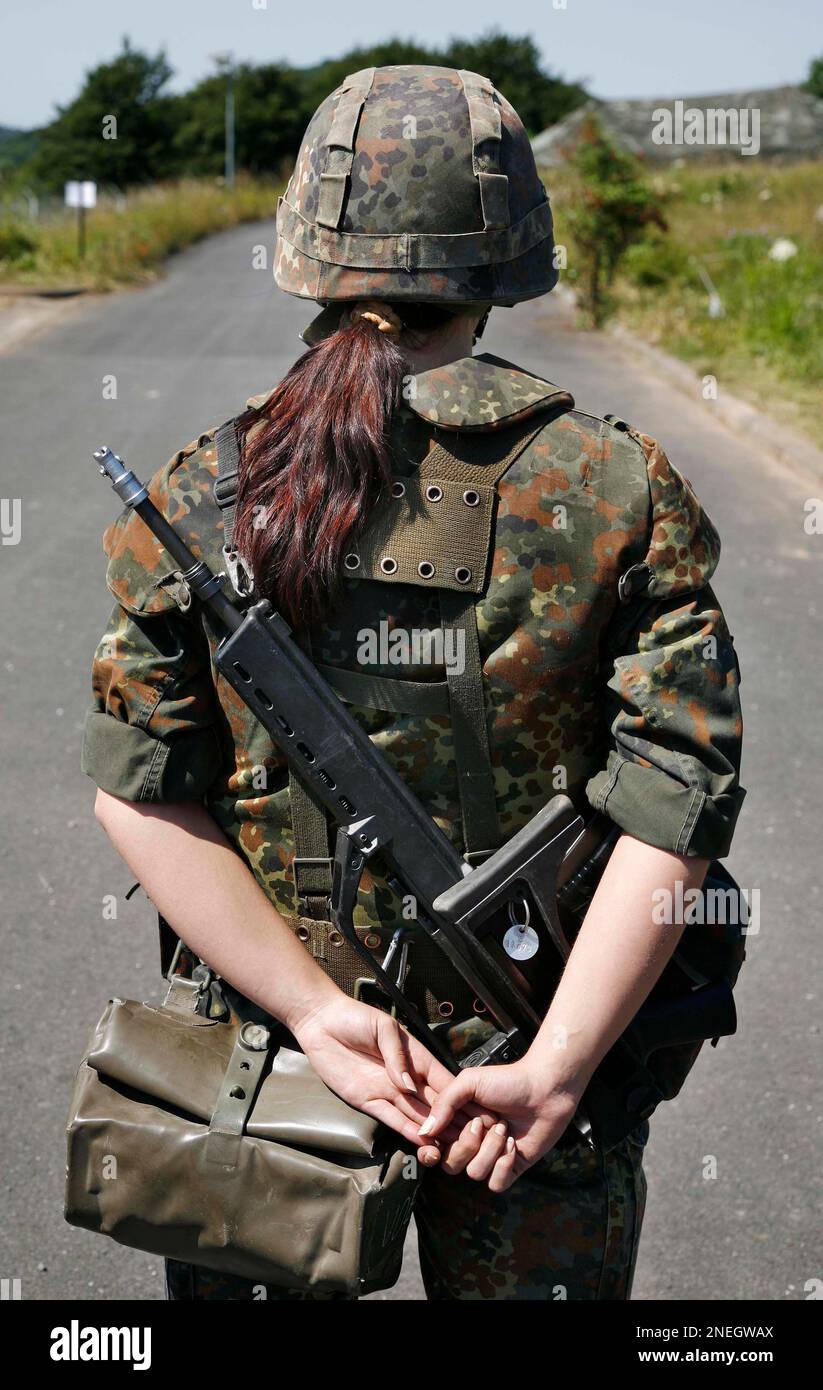 ARCHIV Eine Soldatin der Bundeswehr steht am 16. Juli 2007