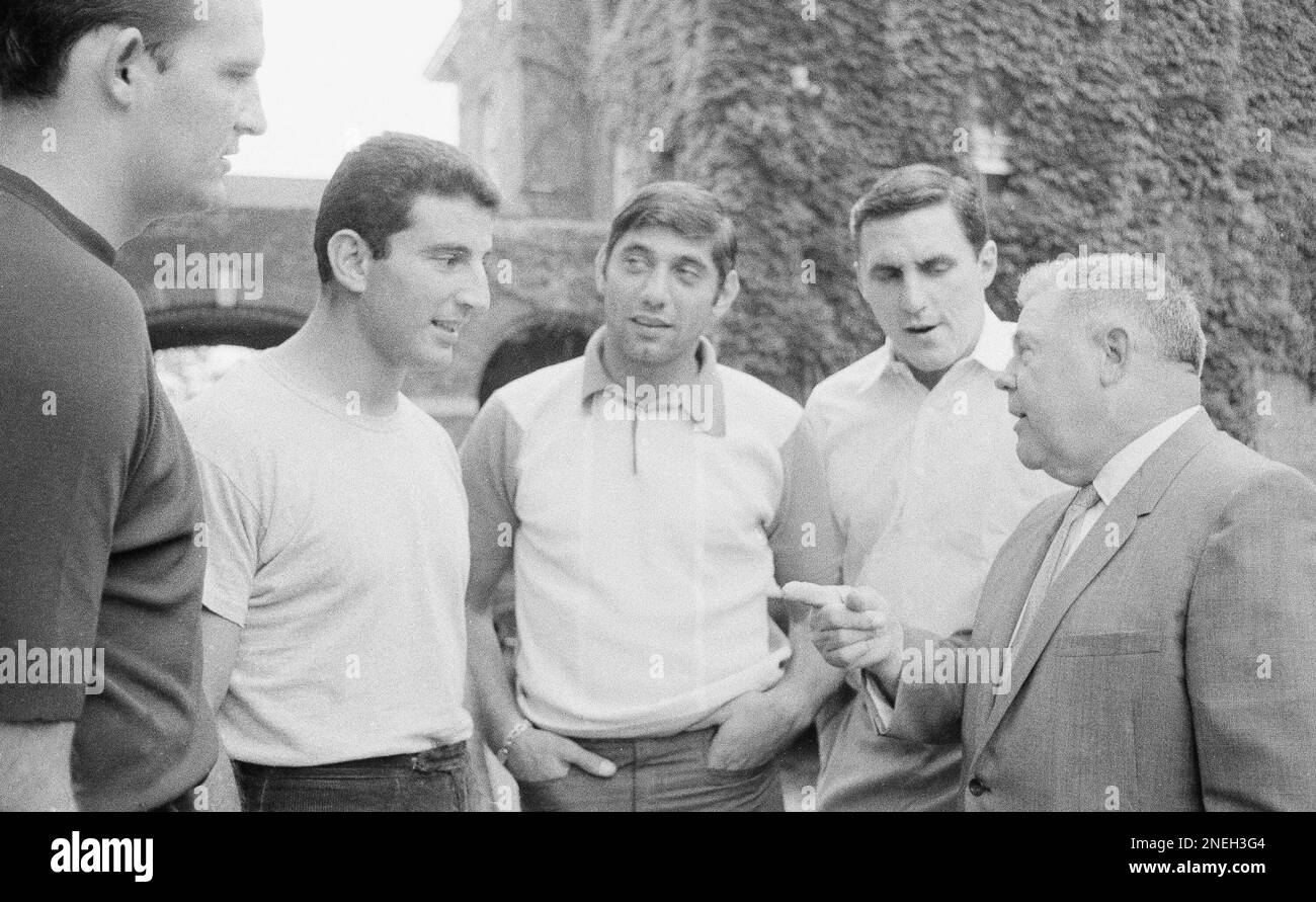 https://c8.alamy.com/comp/2NEH3G4/new-york-jets-quarterback-joe-namath-left-and-end-bill-starr-talk-with-coach-weeb-ewbank-at-the-jets-training-camp-at-peekskill-august-4-1967-namath-was-seen-prowling-the-streets-of-new-yorks-east-side-on-august-4-although-he-was-scheduled-to-play-in-the-jets-exhibition-game-with-boston-later-in-the-day-ap-photo-2NEH3G4.jpg