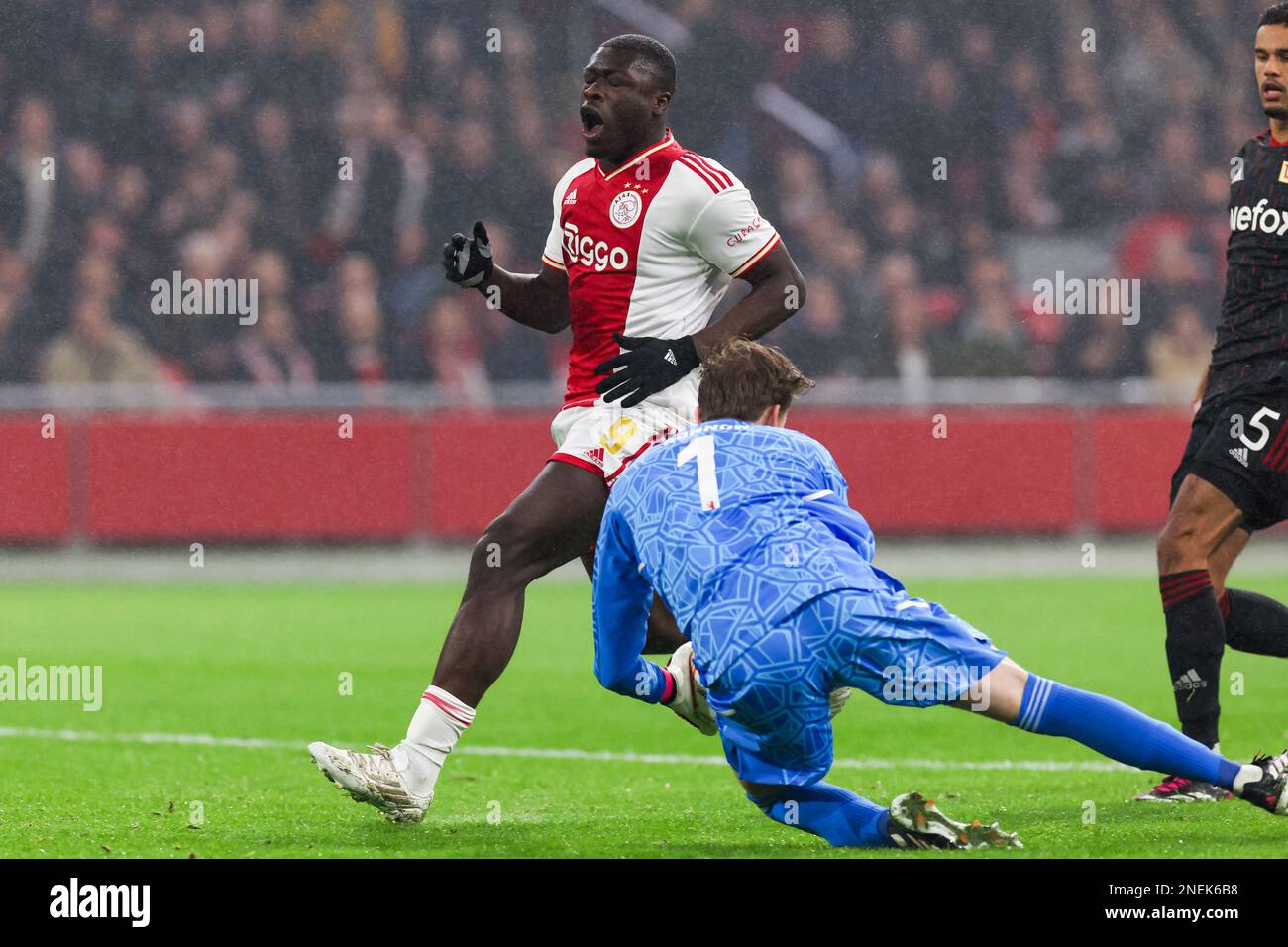 AMSTERDAM, NETHERLANDS - FEBRUARY 16: goalkeeper Frederik Ronnow of FC Union Berlin, Brian Brobbey of Ajax during the Europa League Play-off, 1st leg match between Ajax and FC Union Berlin at Johan Cruijff ArenA on February 16, 2023 in Amsterdam, Netherlands (Photo by Marcel ter Bals/Orange Pictures) Stock Photo