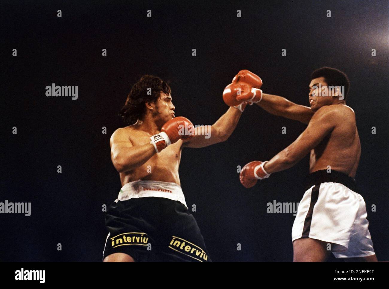 World heavyweight boxing champion Muhammad Ali retains his title by