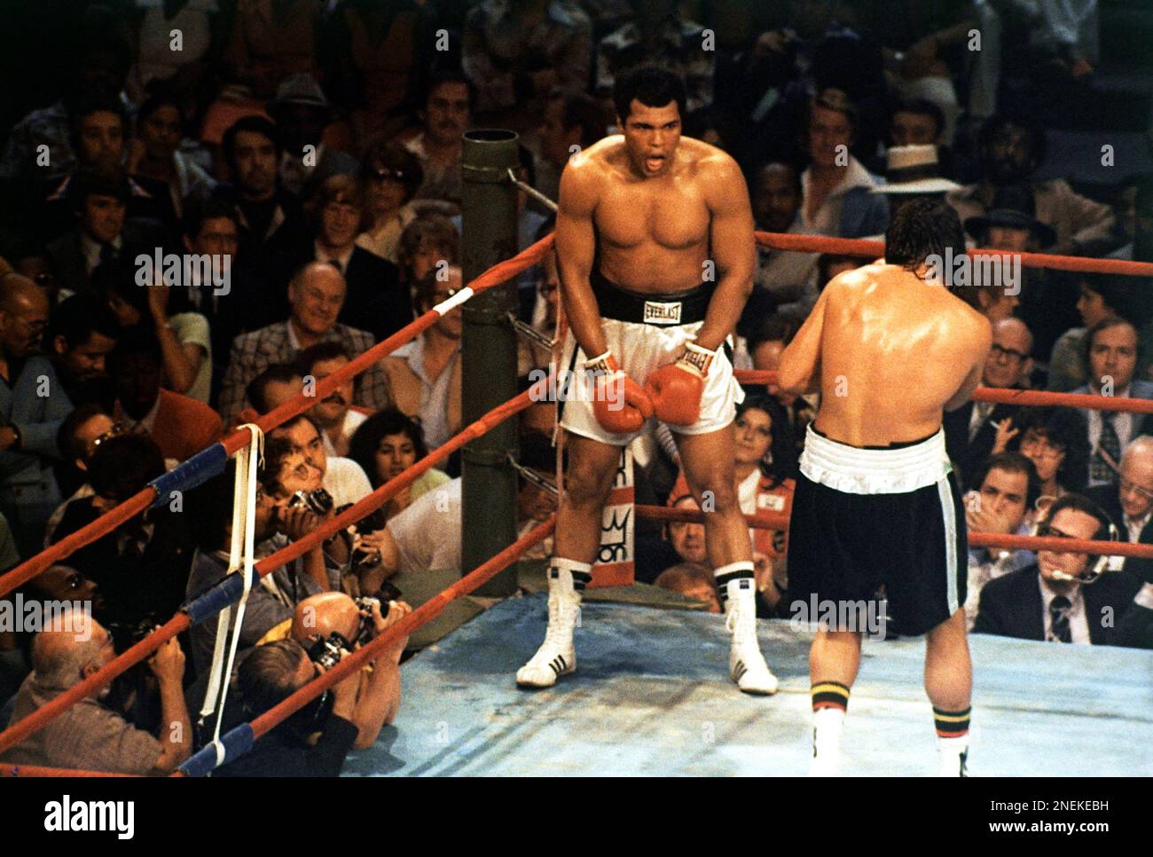 World heavyweight boxing champion Muhammad Ali retains his title by