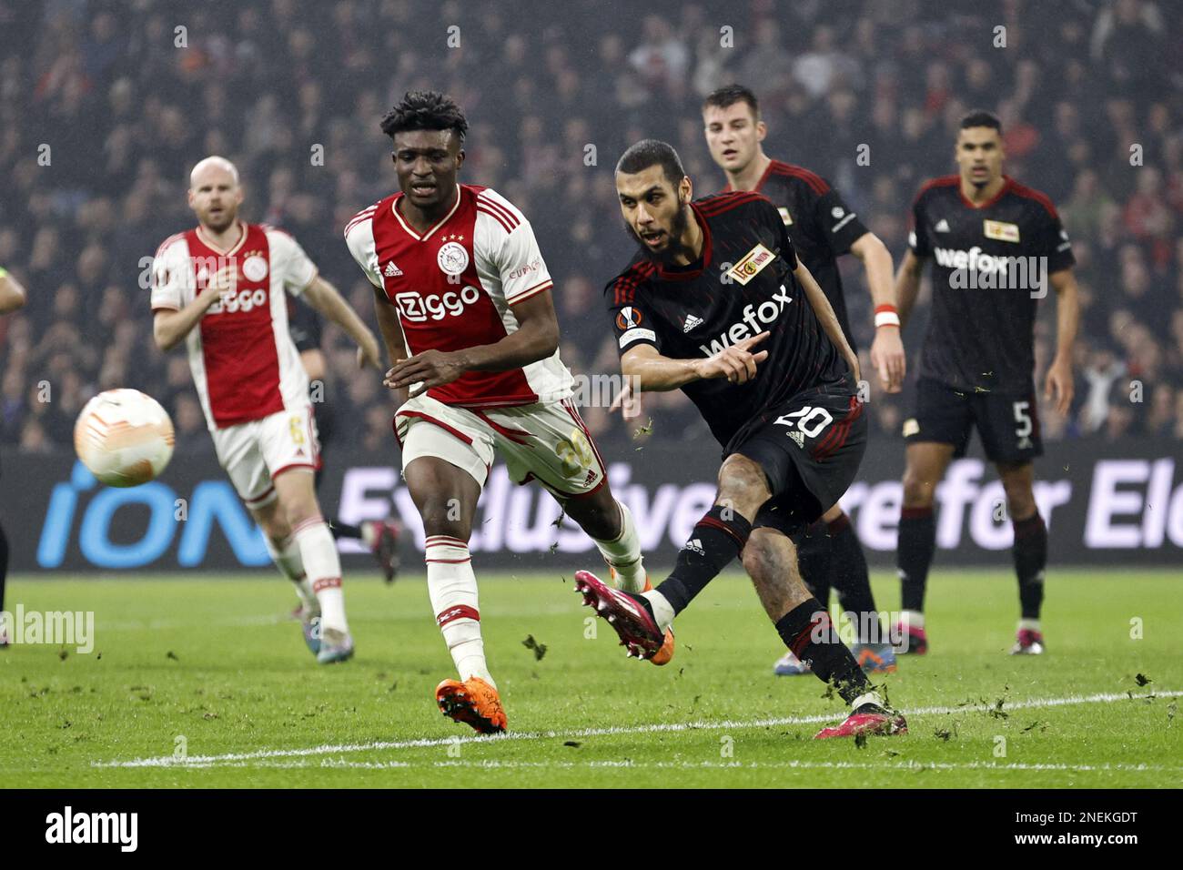 AMSTERDAM - (l-r) Mohammed Kudus of Ajax, Aissa Laidouni of 1. FC Union Berlin during the UEFA Europa league play-off match between Ajax Amsterdam and FC Union Berlin at Johan Cruijff ArenA on February 16, 2023 in Amsterdam, Netherlands. ANP MAURICE VAN STONE Stock Photo