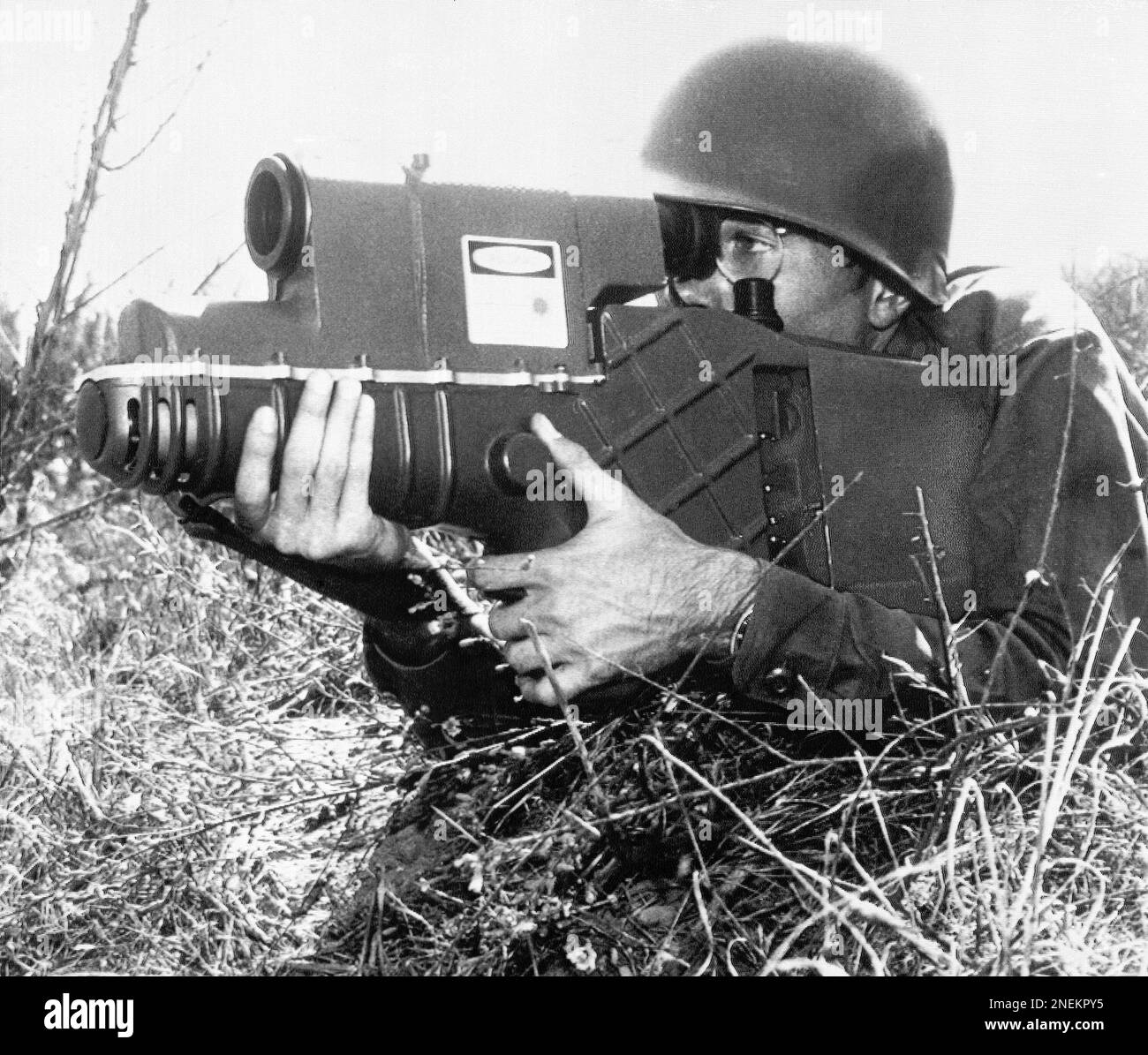 An American infantryman tries out a lightweight laser gun in London on Dec. 29, 1975, weighting