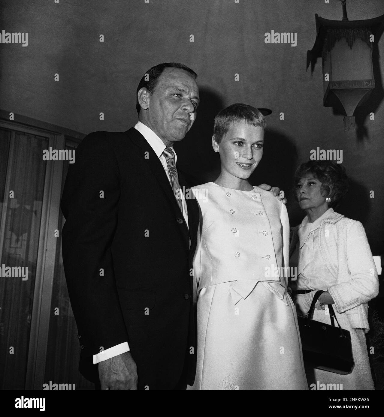 frank-sinatra-and-mia-farrow-during-their-wedding-in-las-vegas-on-july