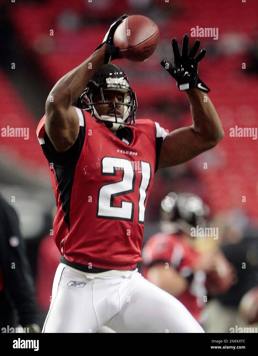 Atlanta Falcons cornerback Christopher Owens (21) is pictured prior to an  NFL football game in Atlanta Sunday, Dec. 13, 2009. (AP Photo/Dave Martin  Stock Photo - Alamy