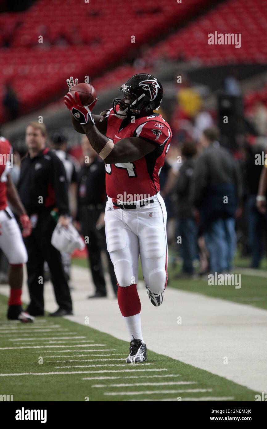 Atlanta Falcons full back Ovie Mughelli (34) is pictured prior to their NFL  football game at the Georgia Dome in Atlanta Sunday, Dec. 6, 2009, (AP  Photo/Dave Martin Stock Photo - Alamy