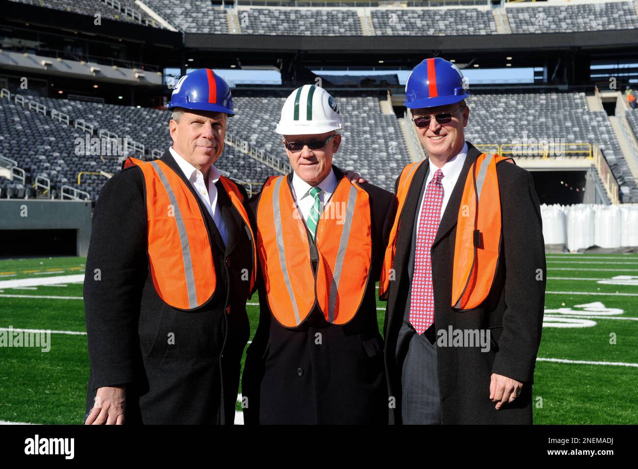 New York Giants owners Steve Tisch, left, New York Jets owner Woody